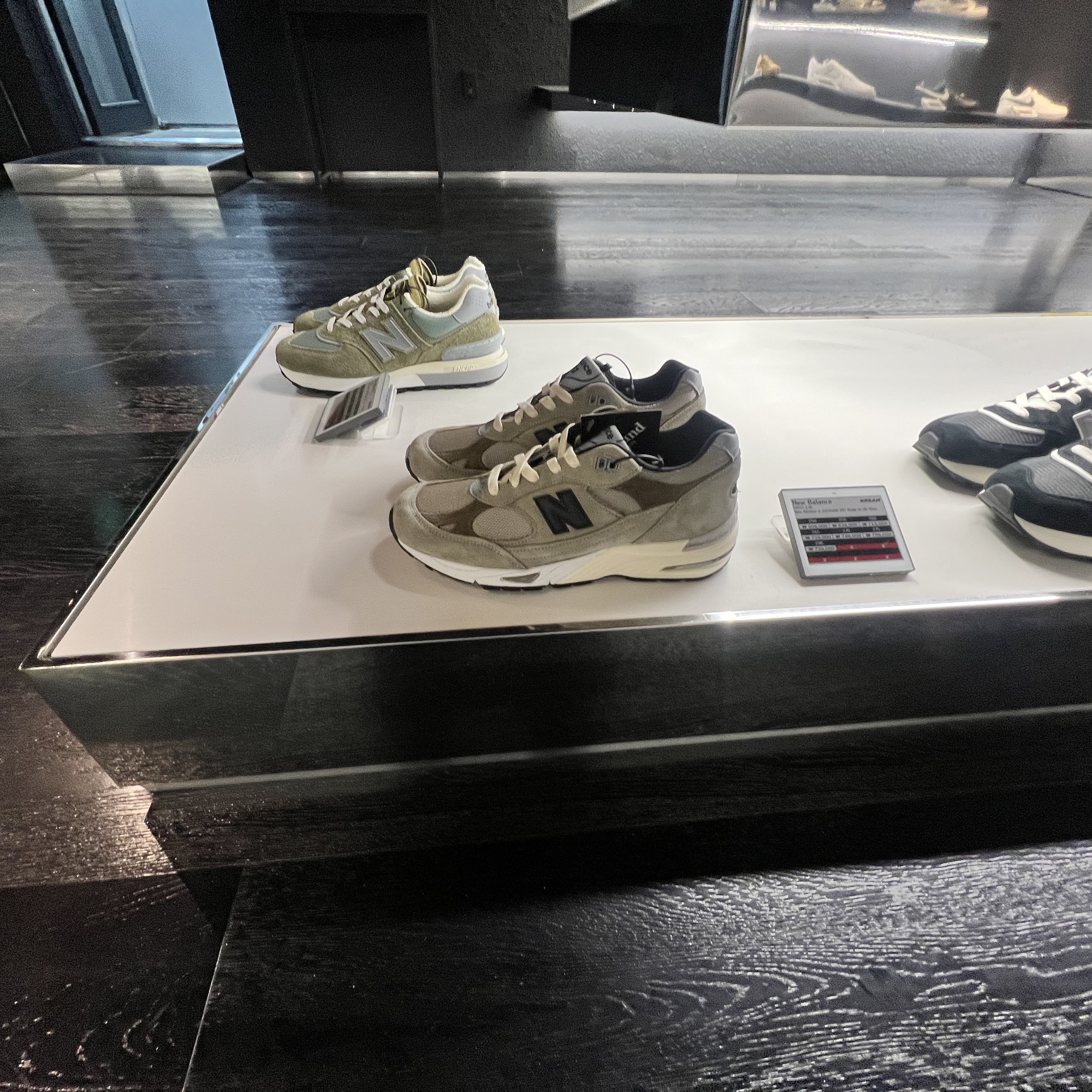 Jordan 1 x Travis Scott Retro Low OG SP Sail and Ridgerock, New Balance x JJJJound 991 Made in UK Grey 착용 스타일 - 3