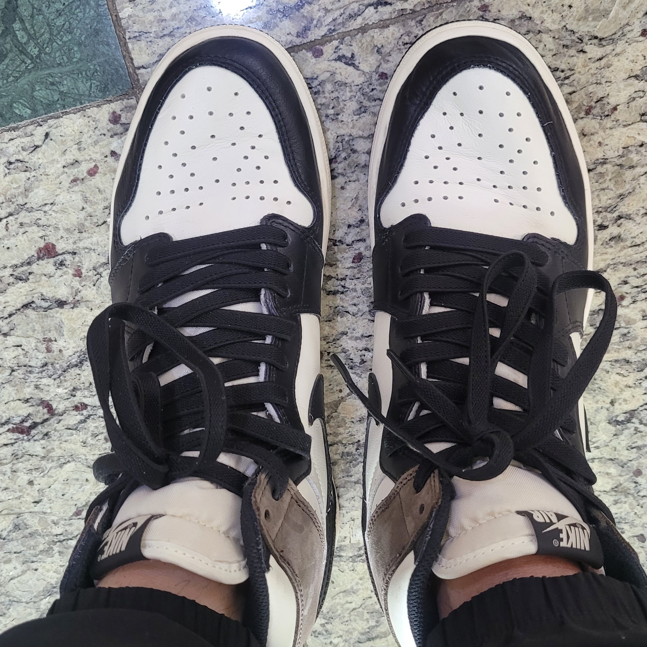 Jordan 1 Retro High OG Black Mocha 착용 스타일