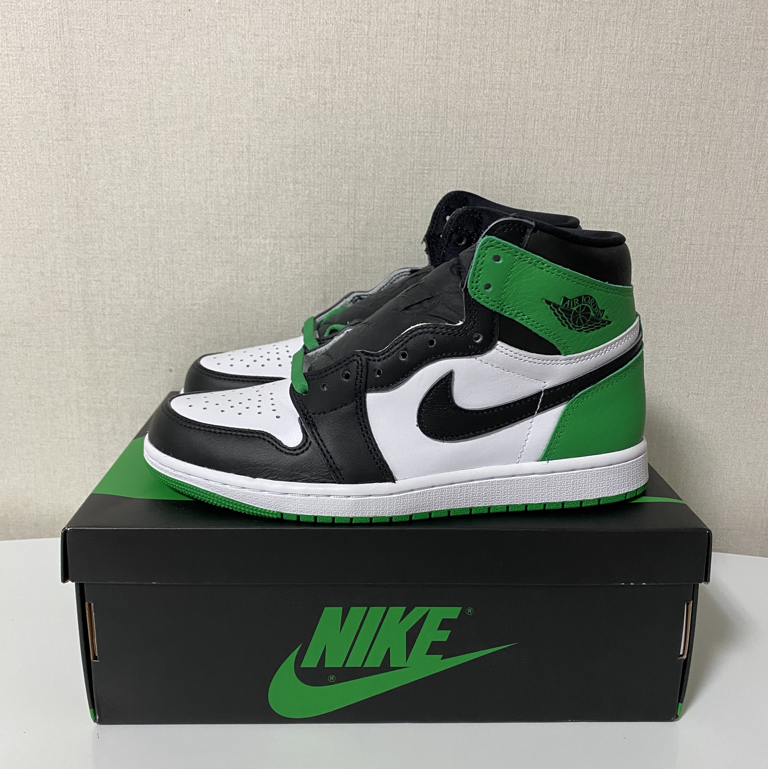 Jordan 1 Retro High OG Black and Lucky Green 착용 스타일