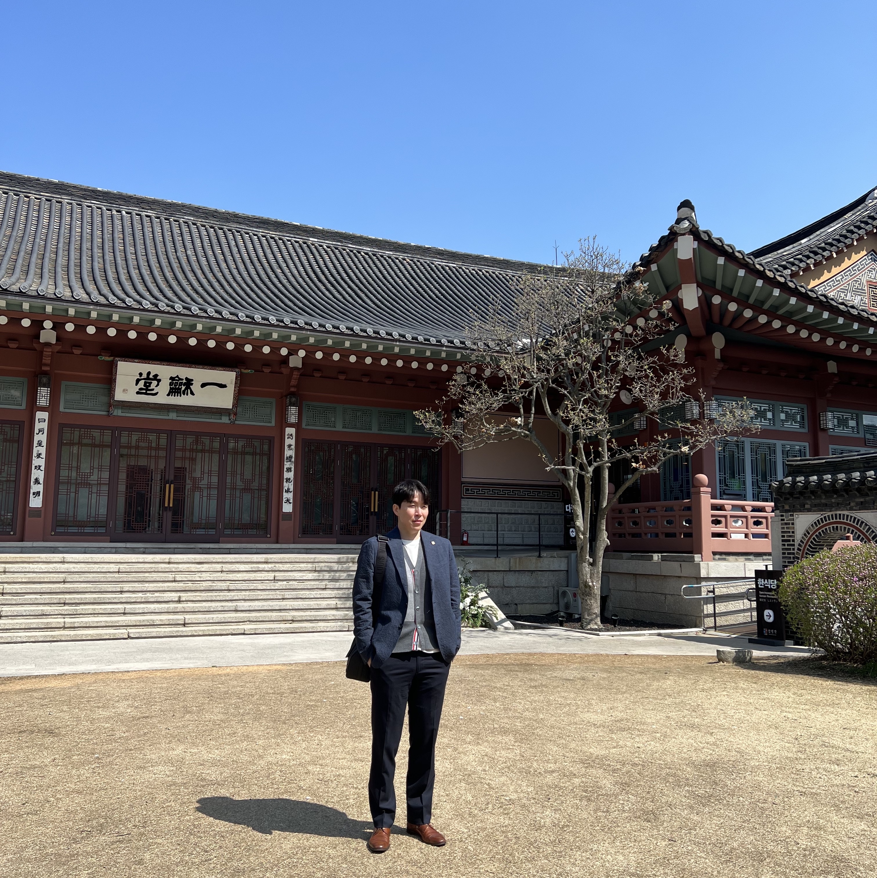 톰브라운 코튼 브이넥 사선 가디건 토날 그레이 착용 스타일 - 1