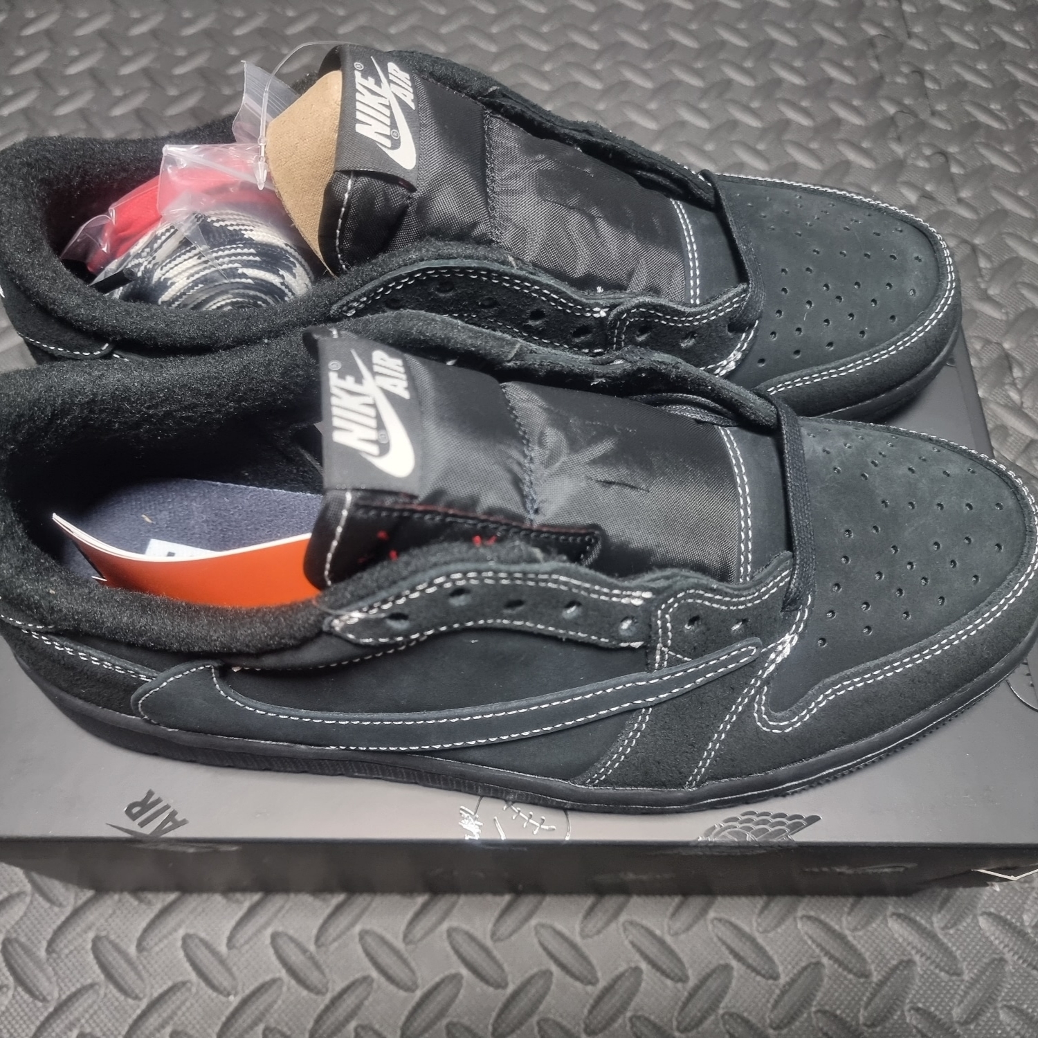 Jordan 1 x Travis Scott Retro Low OG SP Black Phantom 착용 스타일