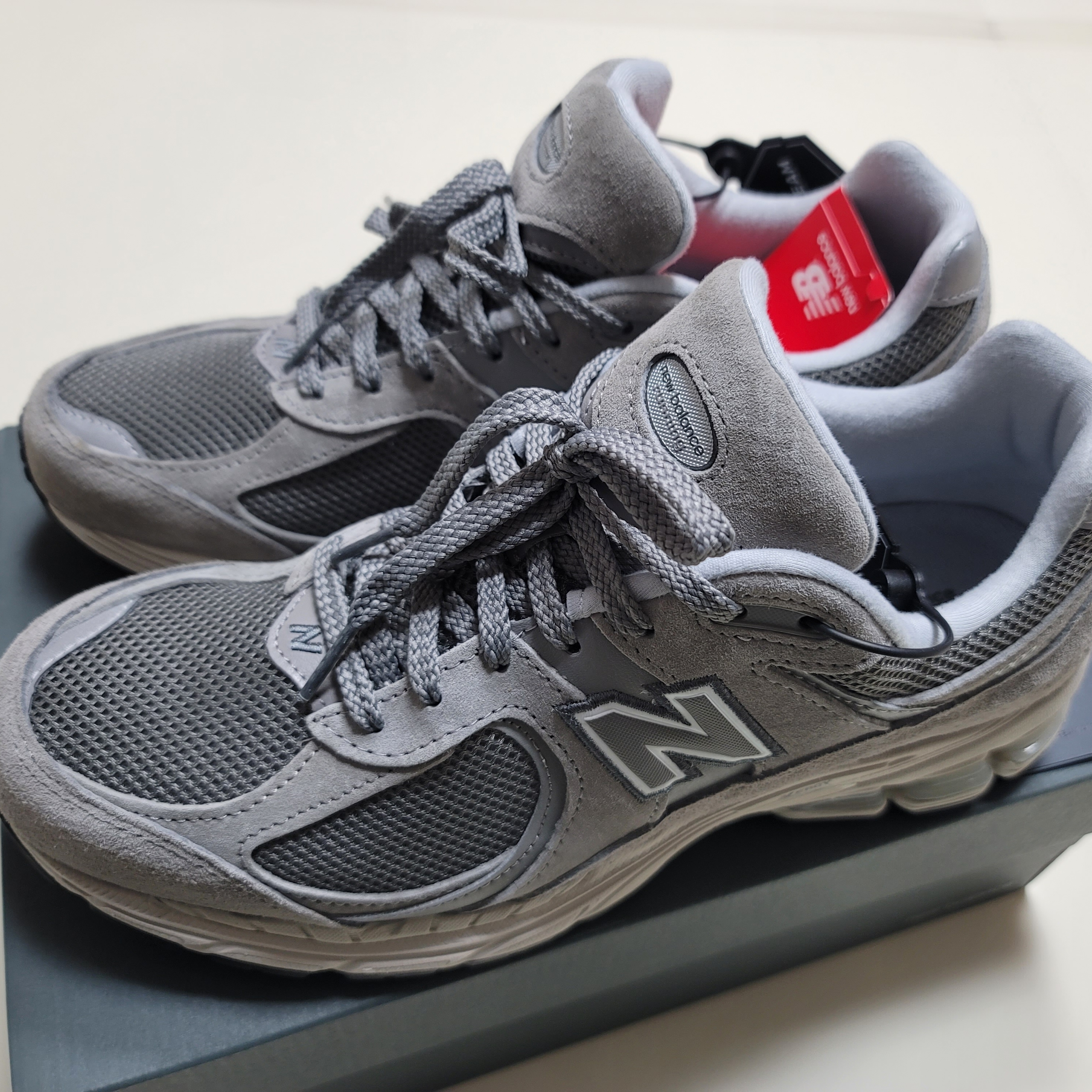New Balance 2002R Grey 착용 스타일