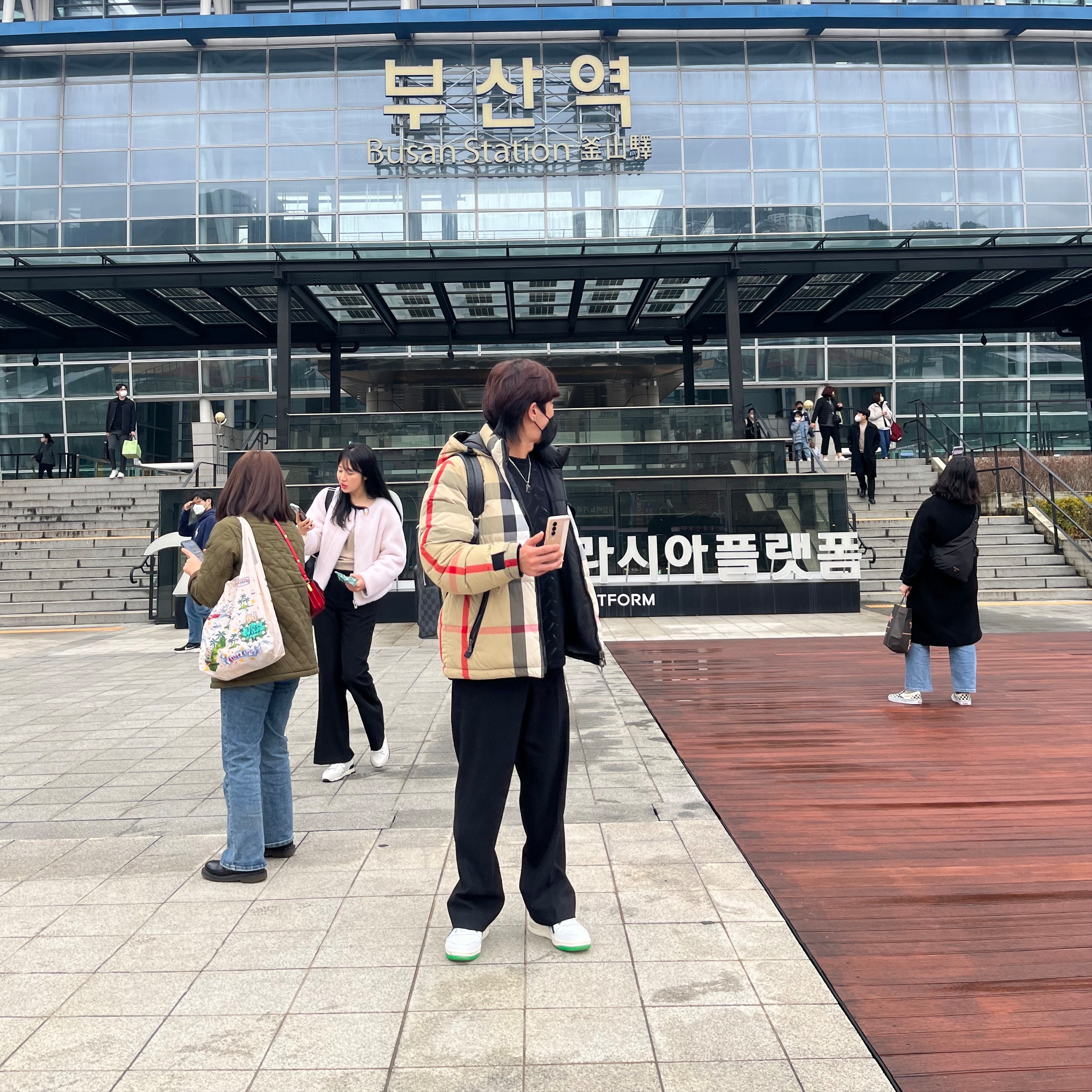 Burberry Reversible Exaggerated Check Nylon Puffer Jacket Archive Beige Black, Louis Vuitton Discovery Backpack PM Monogram Eclipse 착용 스타일