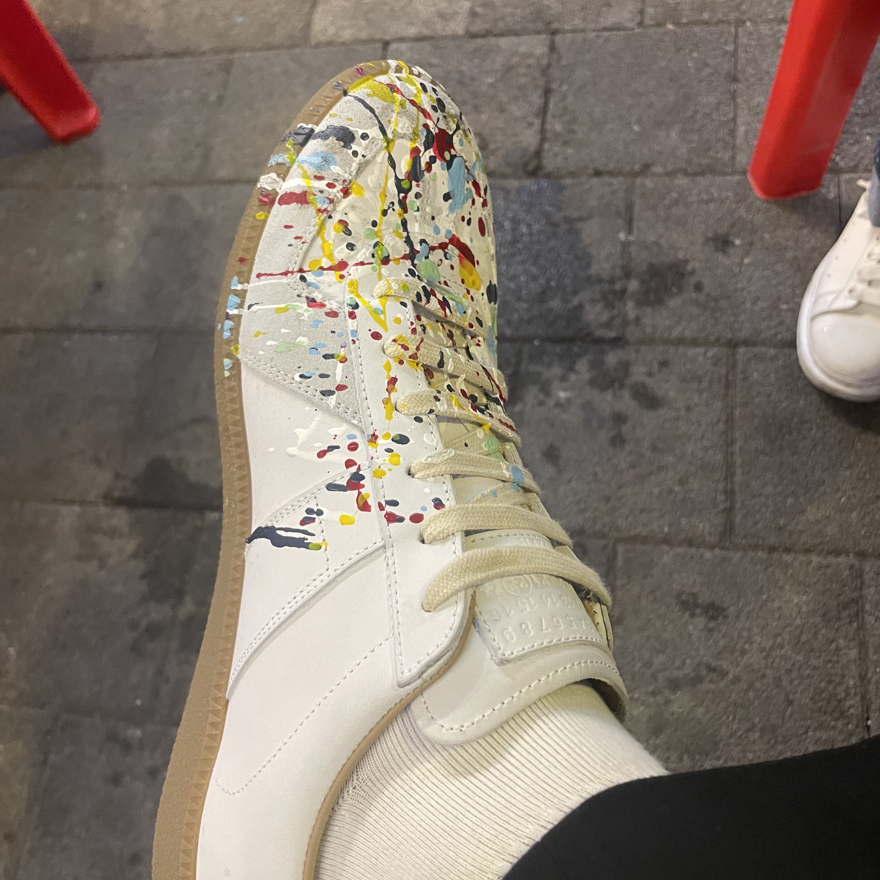 Maison Margiela Replica Paint Drop Sneakers 착용 스타일