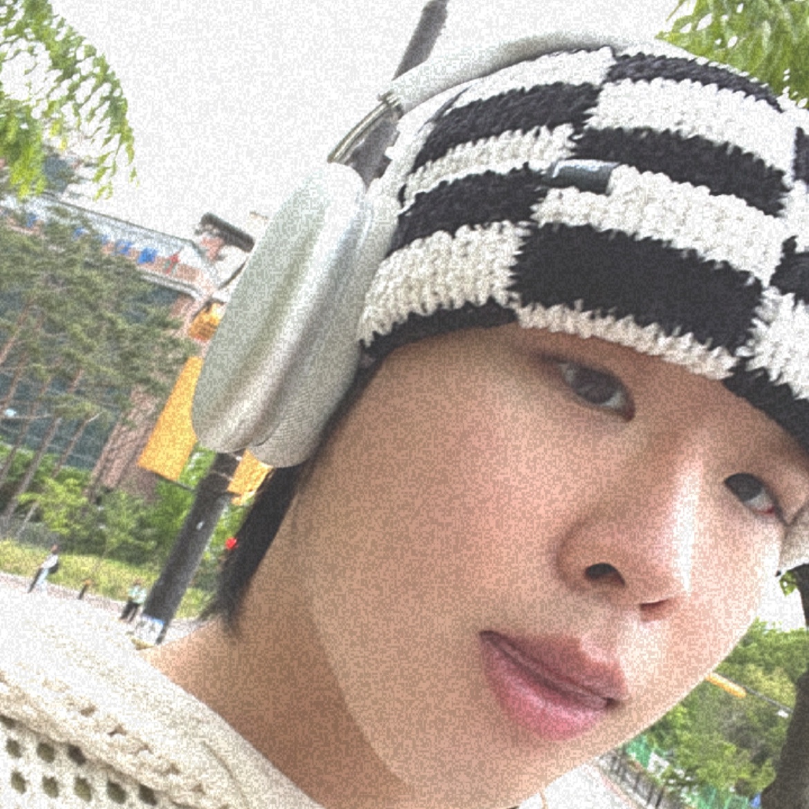 Stussy Crochet Checkered Beanie Black, Apple AirPods Max Lightning Silver (Korean Ver.) 착용 스타일 - 2
