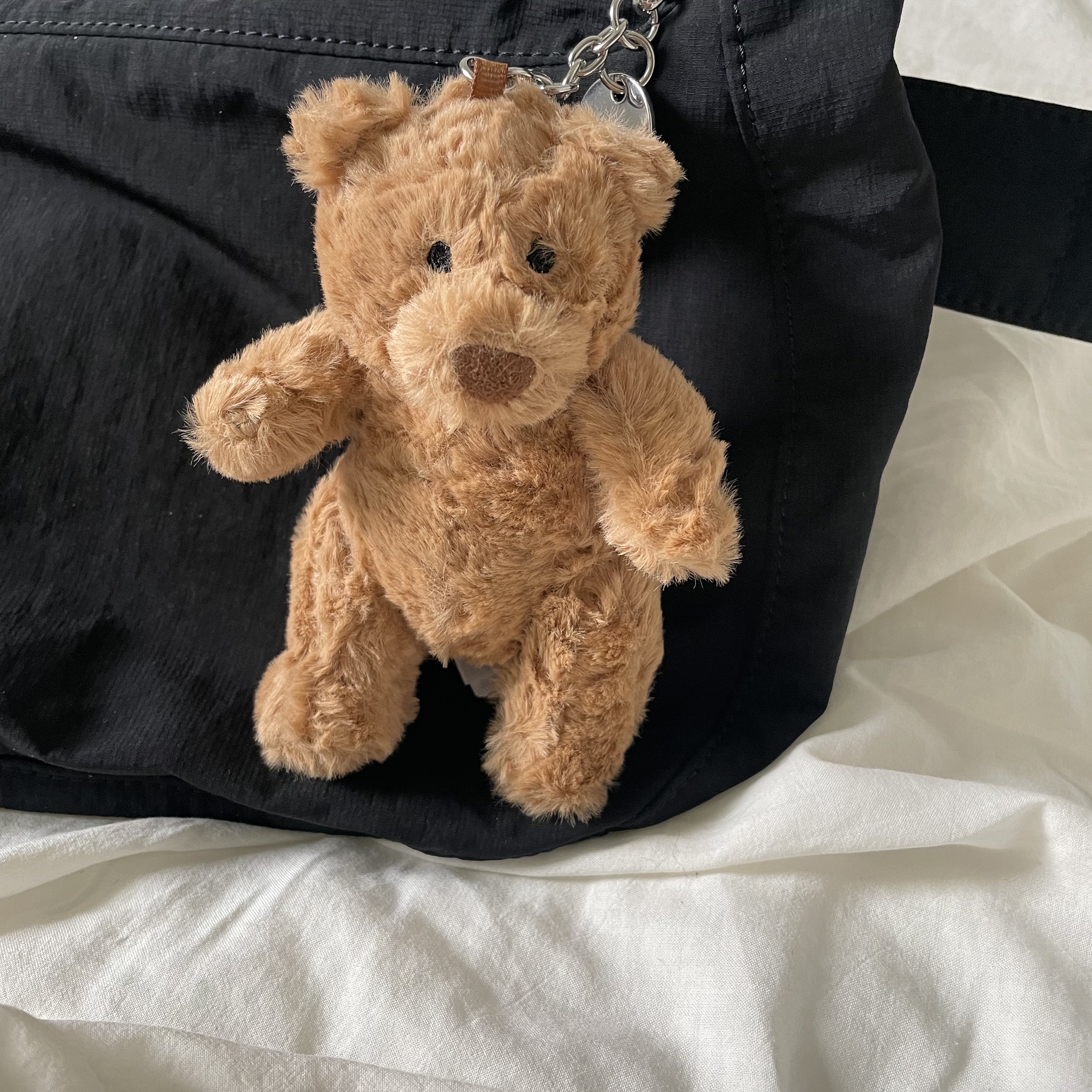 Jellycat Bartholomew Bear Bag Charm Brown 착용 스타일