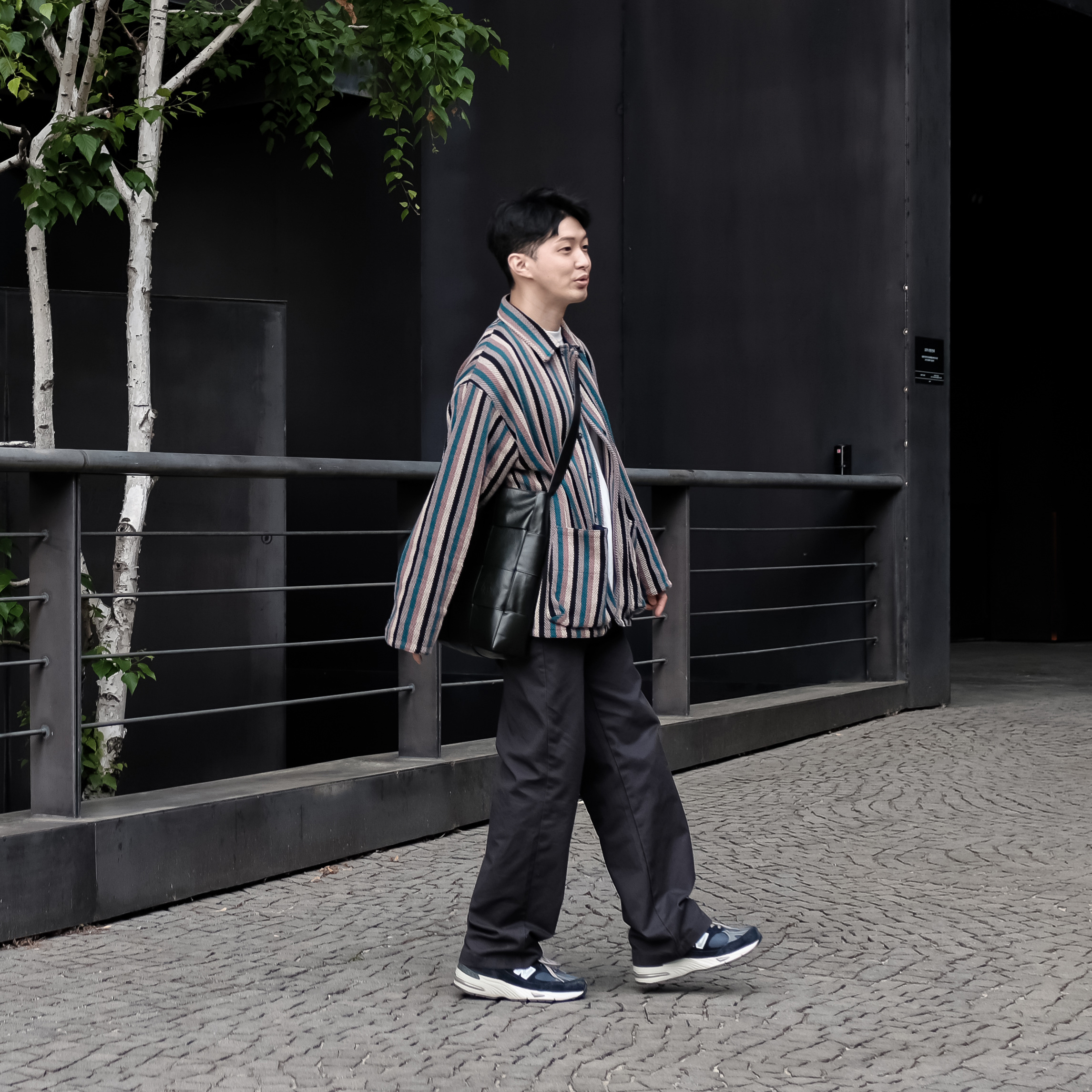 New Balance 991 Made in UK Navy, Bottega Veneta Arco Hobo Bag Dark Green 착용 스타일