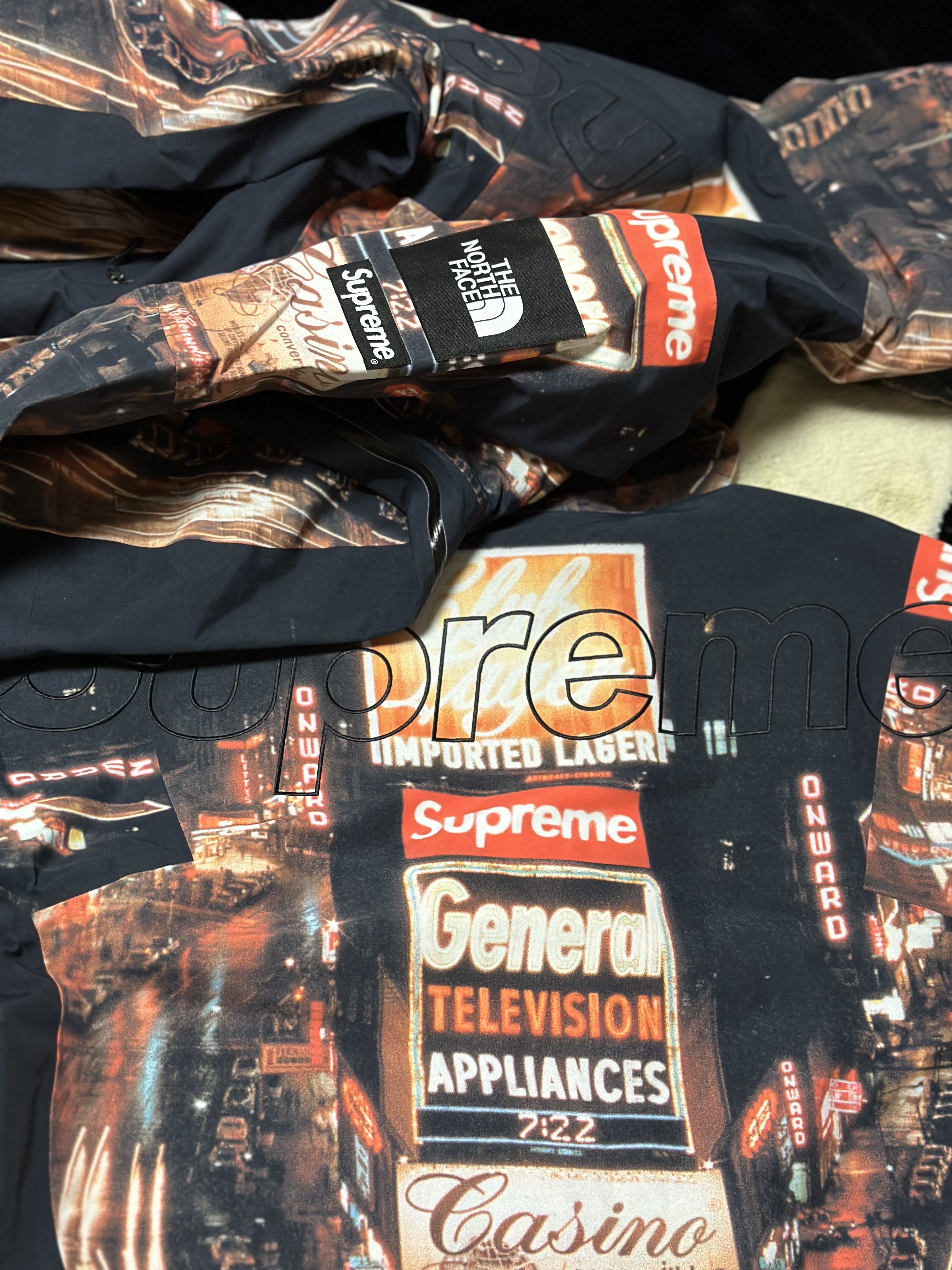 Supreme x The North Face Taped Seam Shell Jacket Times Square - 22FW 착용 스타일