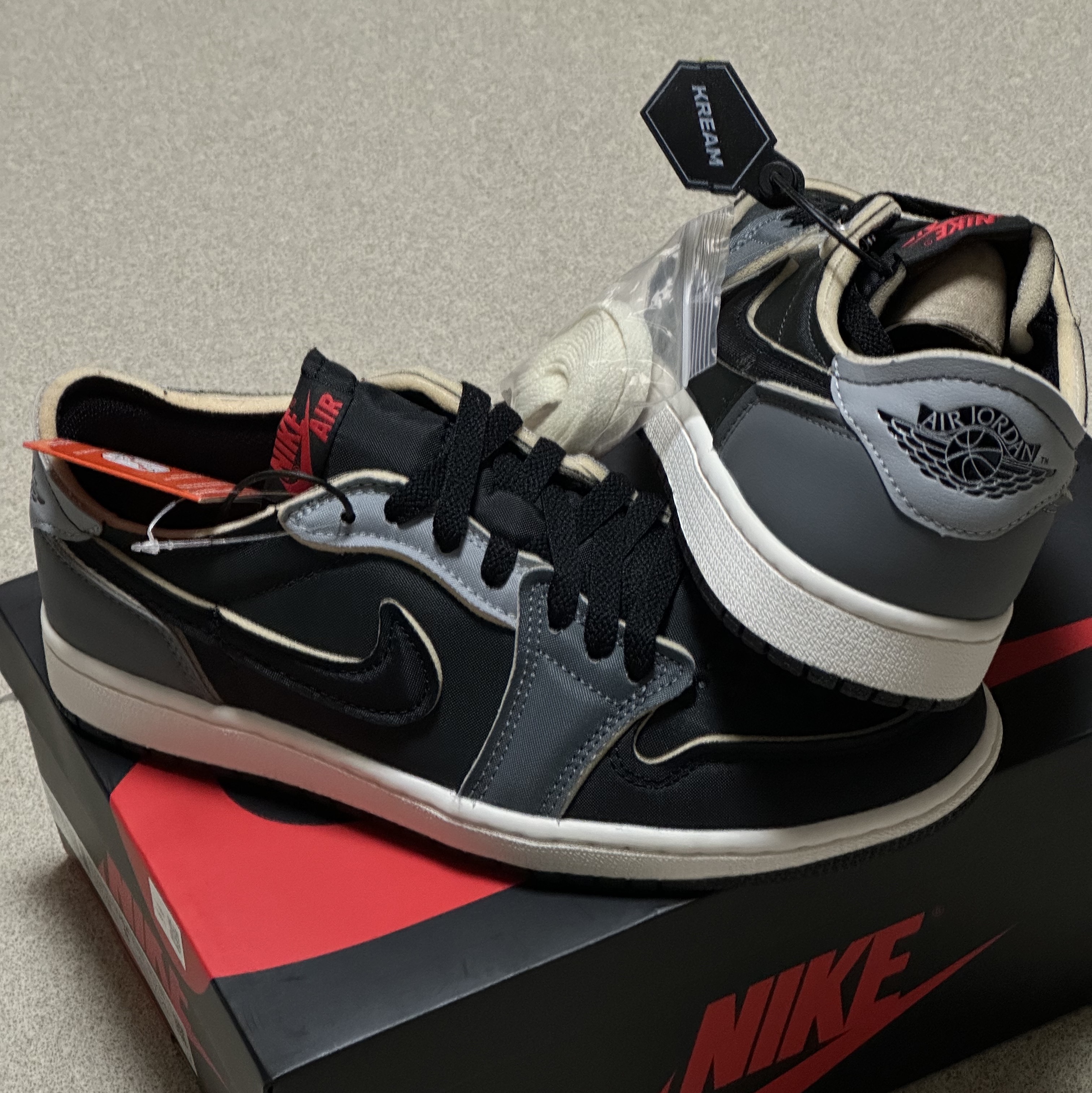 Jordan 1 Retro Low OG EX Black and Smoke Grey 착용 스타일 - 3