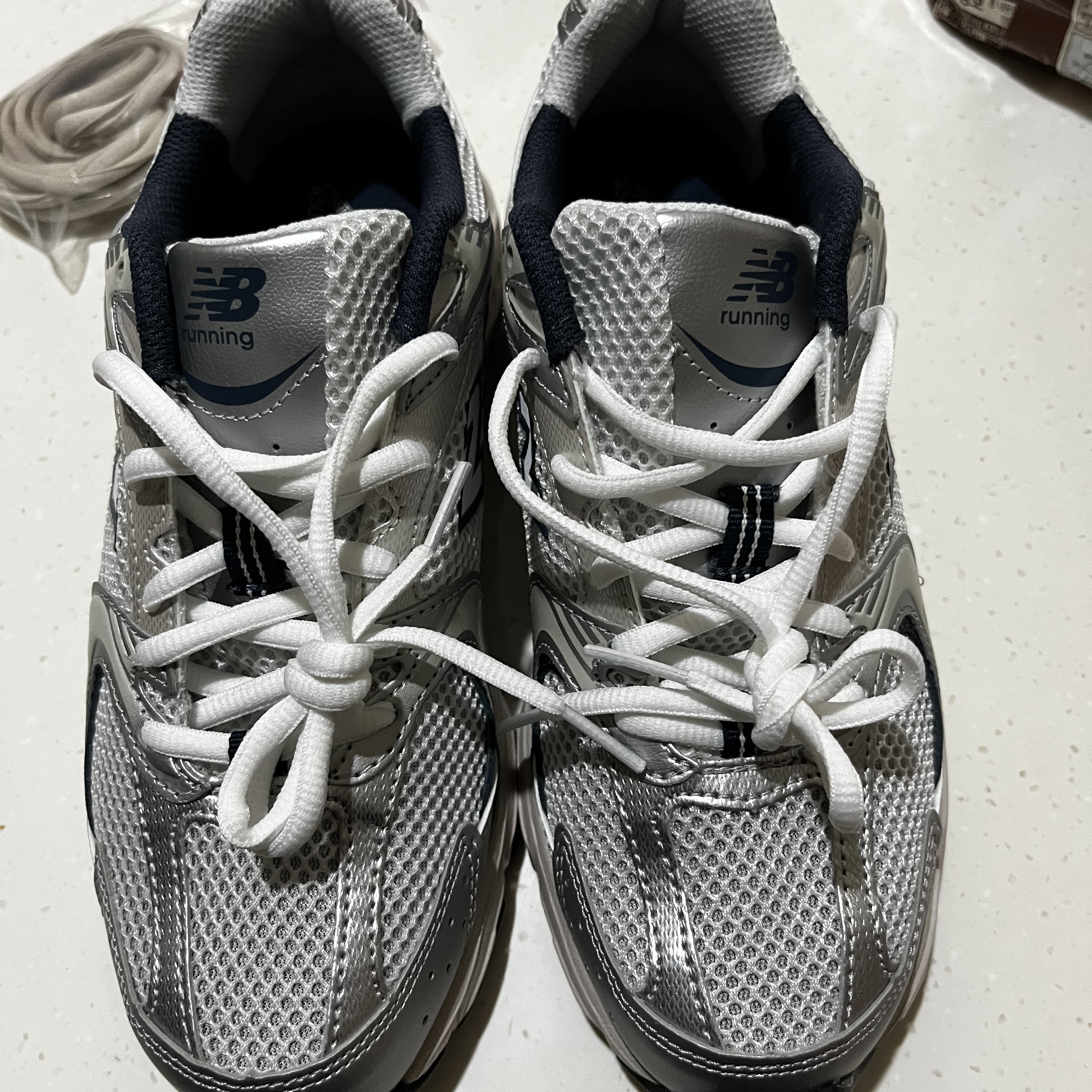 New Balance 530 Steel Grey 착용 스타일 - 1