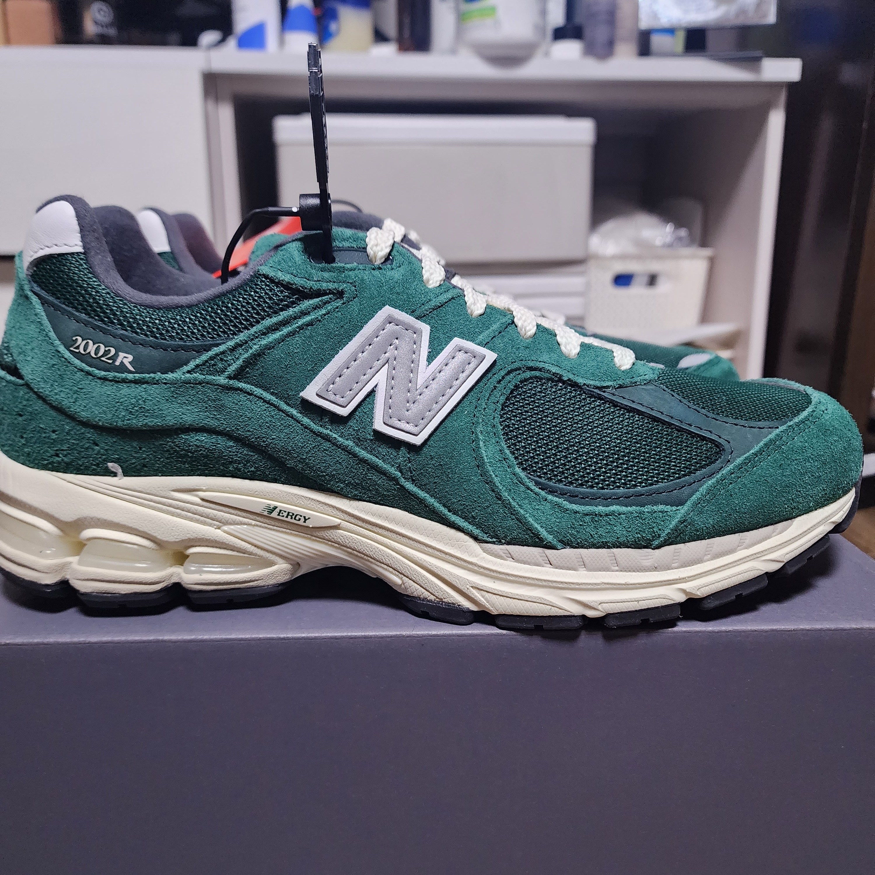 New Balance 2002R Nightwatch Green 착용 스타일 - 3