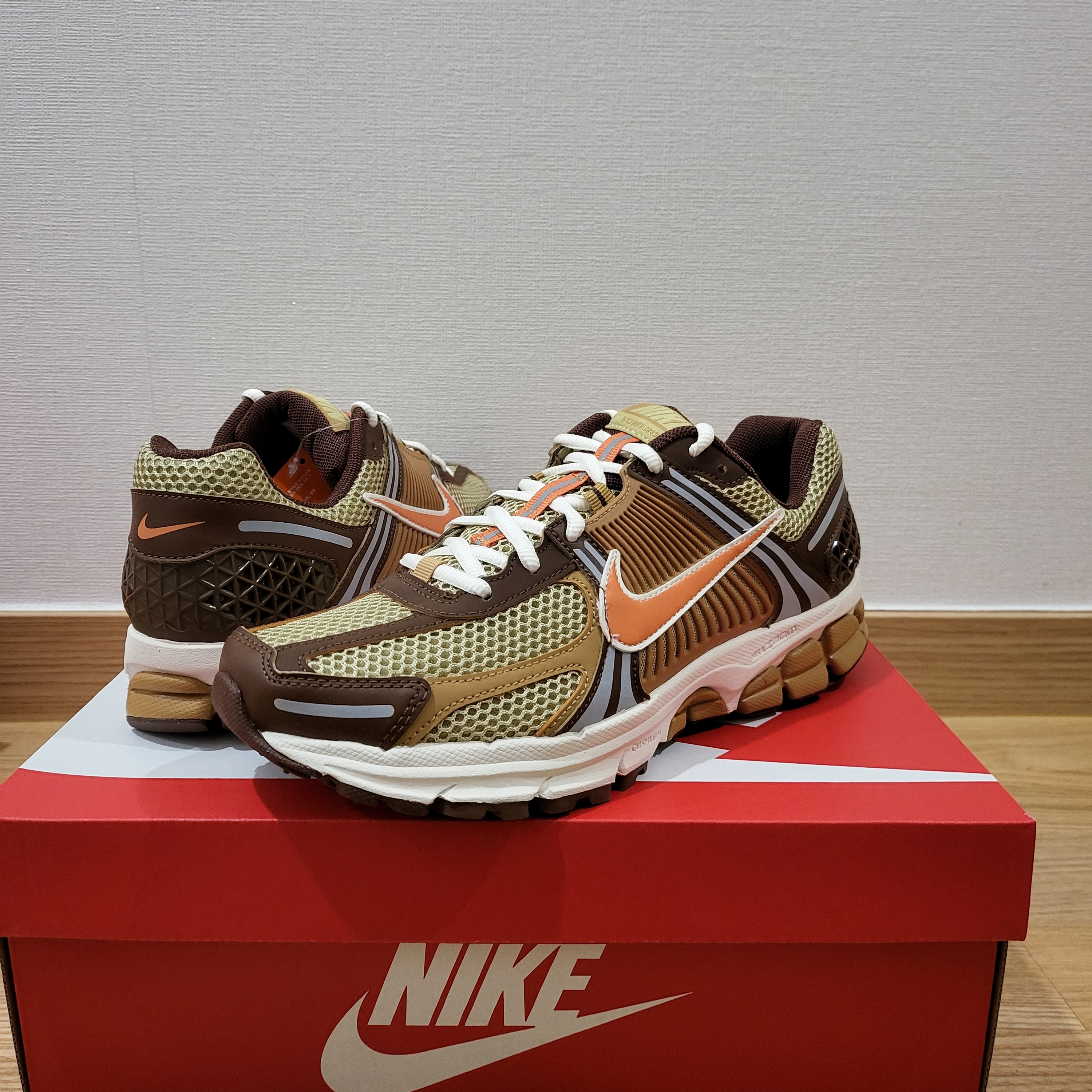Nike Zoom Vomero 5 Wheat Grass and Cacao Wow 착용 스타일 - 1