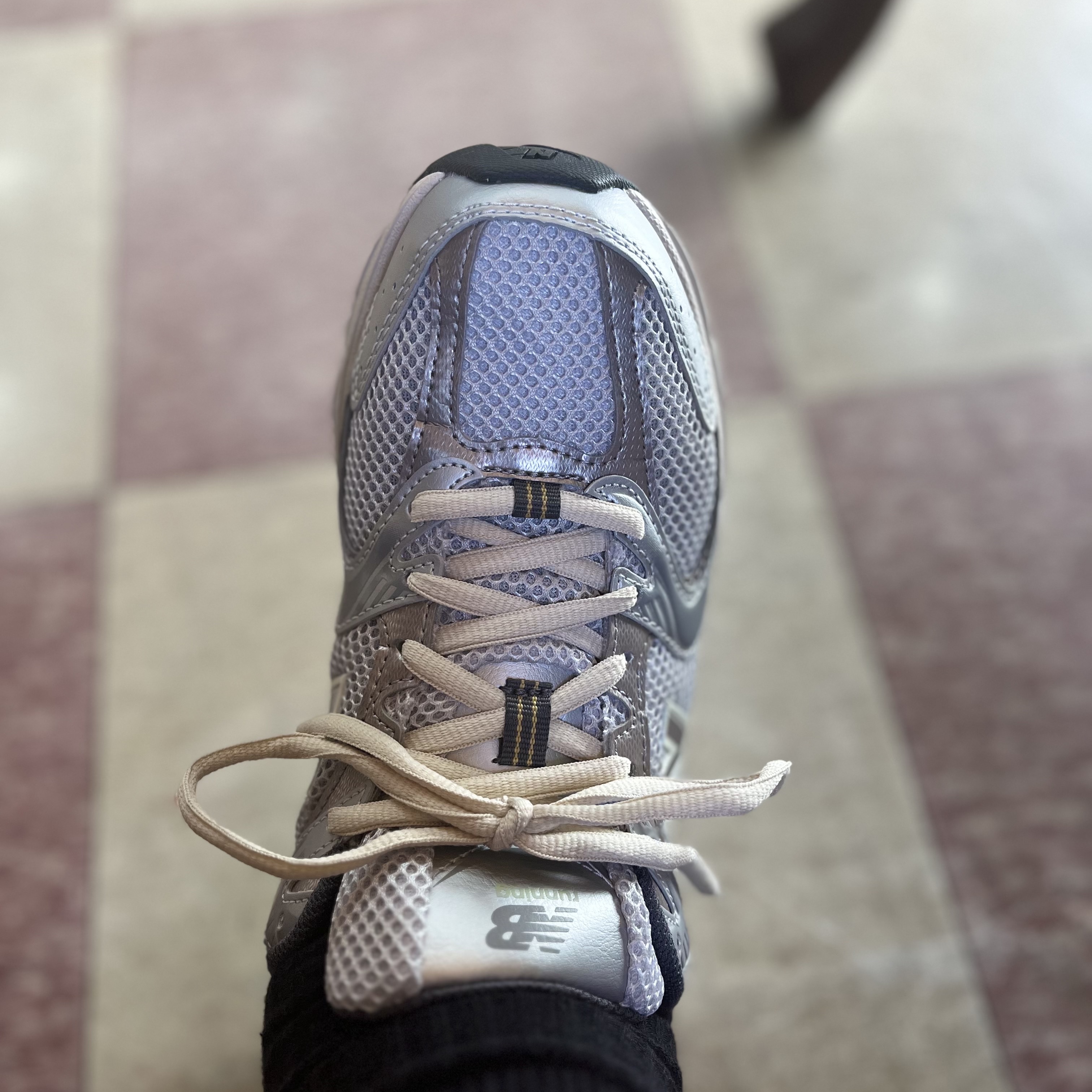 New Balance 530 Earth 착용 스타일 - 2