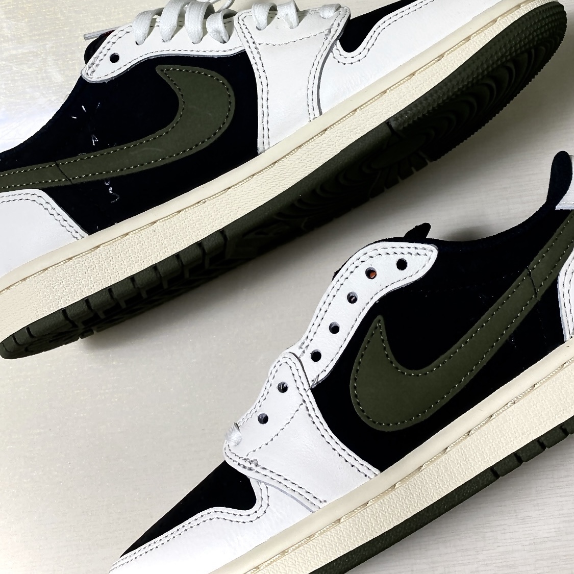 (W) Jordan 1 x Travis Scott Retro Low OG SP Medium Olive 착용 스타일 - 1