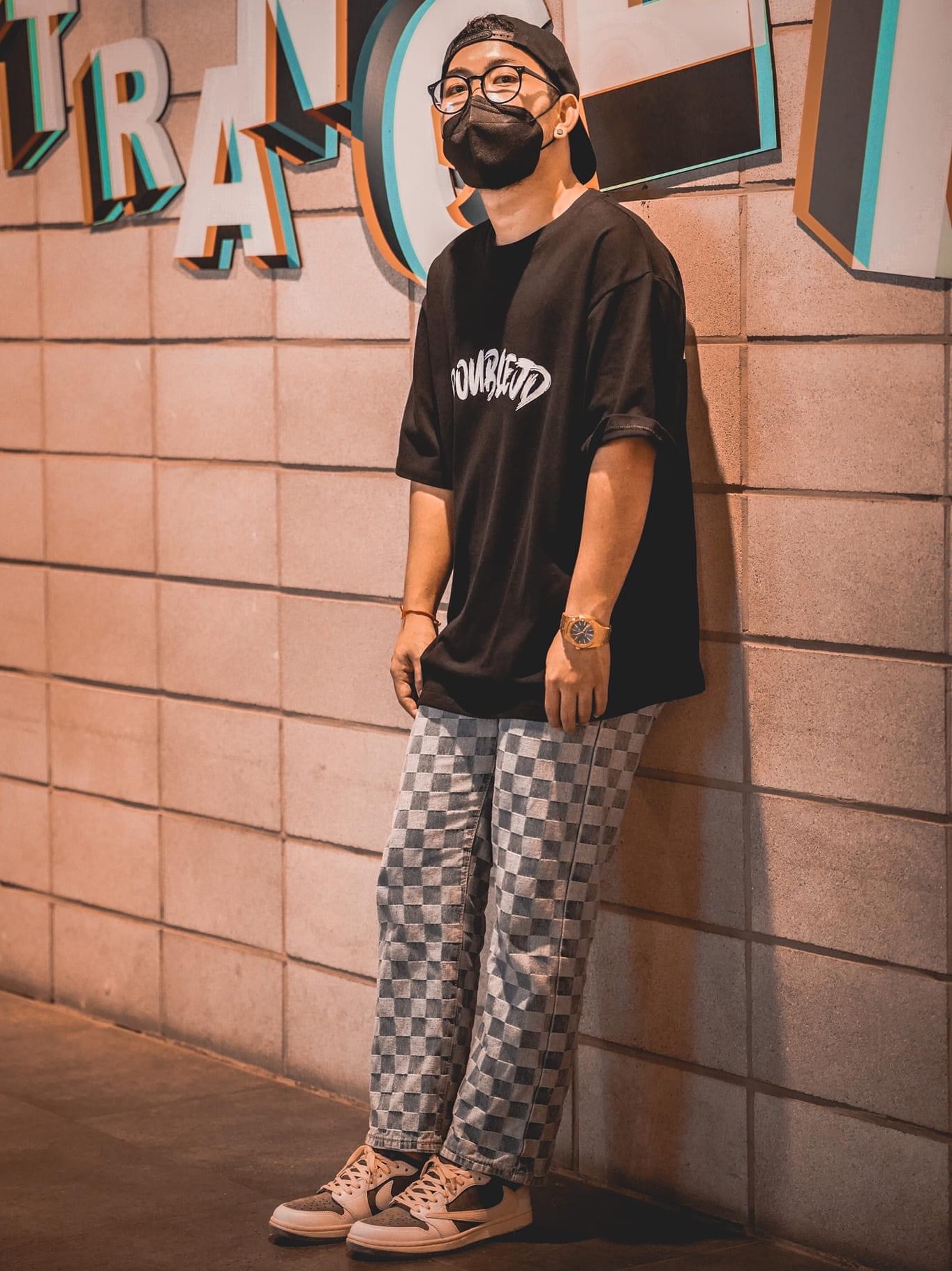 Jordan 1 x Travis Scott Retro Low OG SP Sail and Ridgerock 착용 스타일