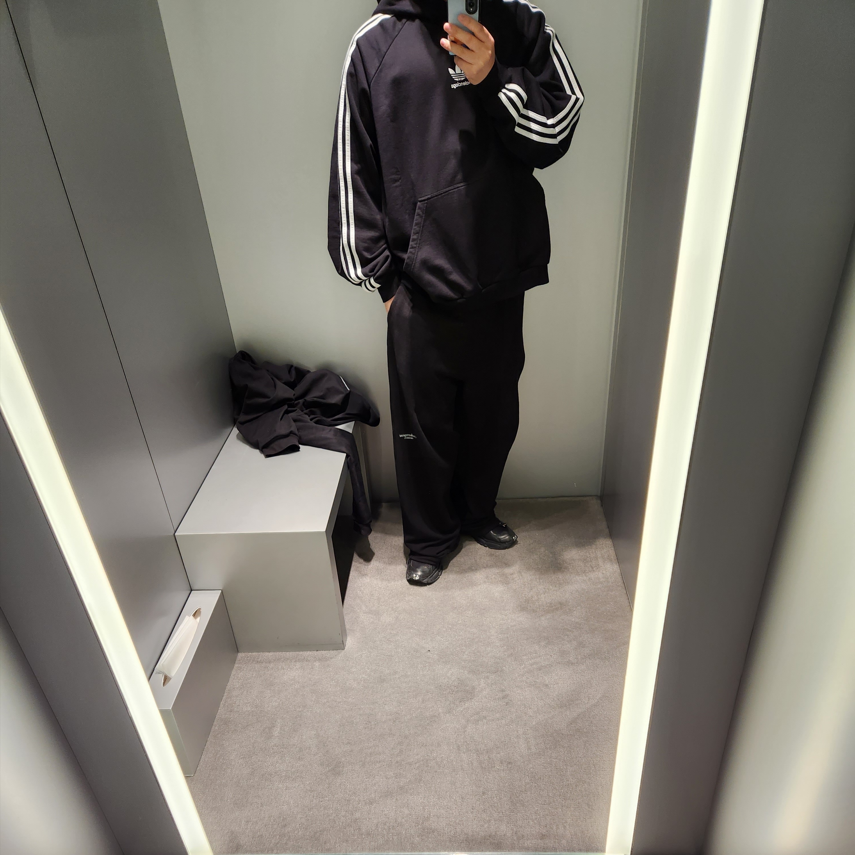 Balenciaga Runner Sneakers Monocolor Black 착용 스타일