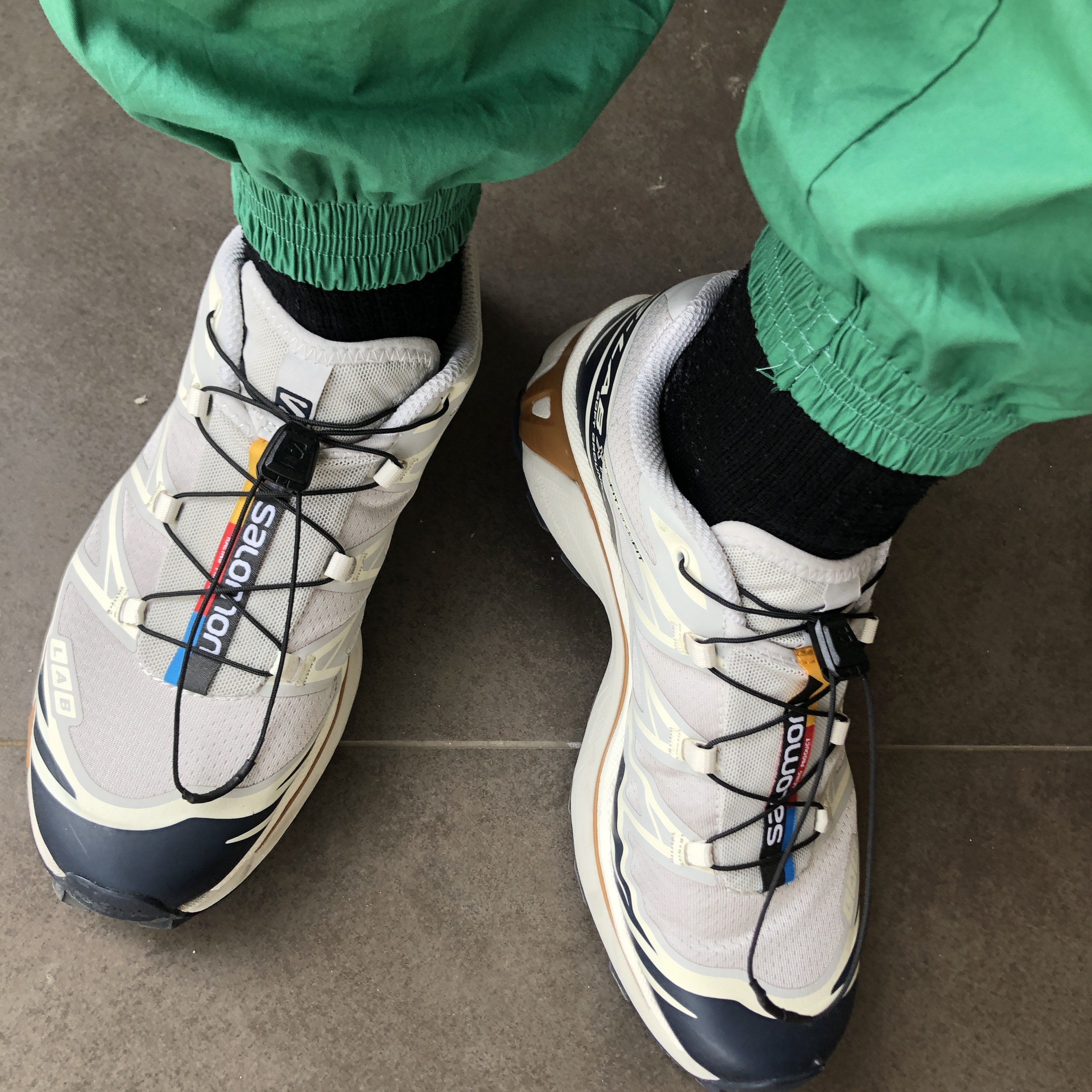 Salomon XT-6 Lunar Rock Dark Sapphire 착용 스타일