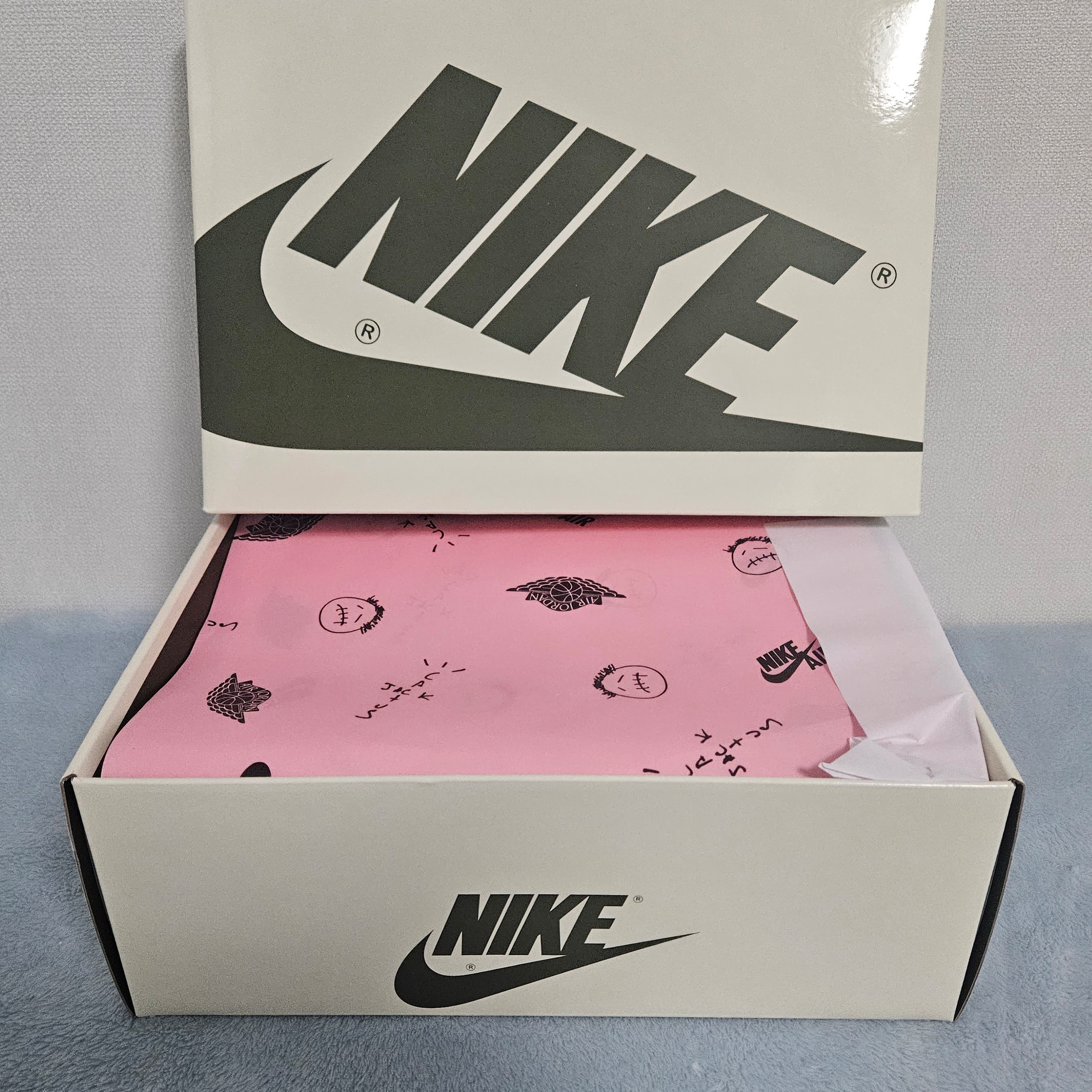 (W) Jordan 1 x Travis Scott Retro Low OG SP Medium Olive 착용 스타일 - 2