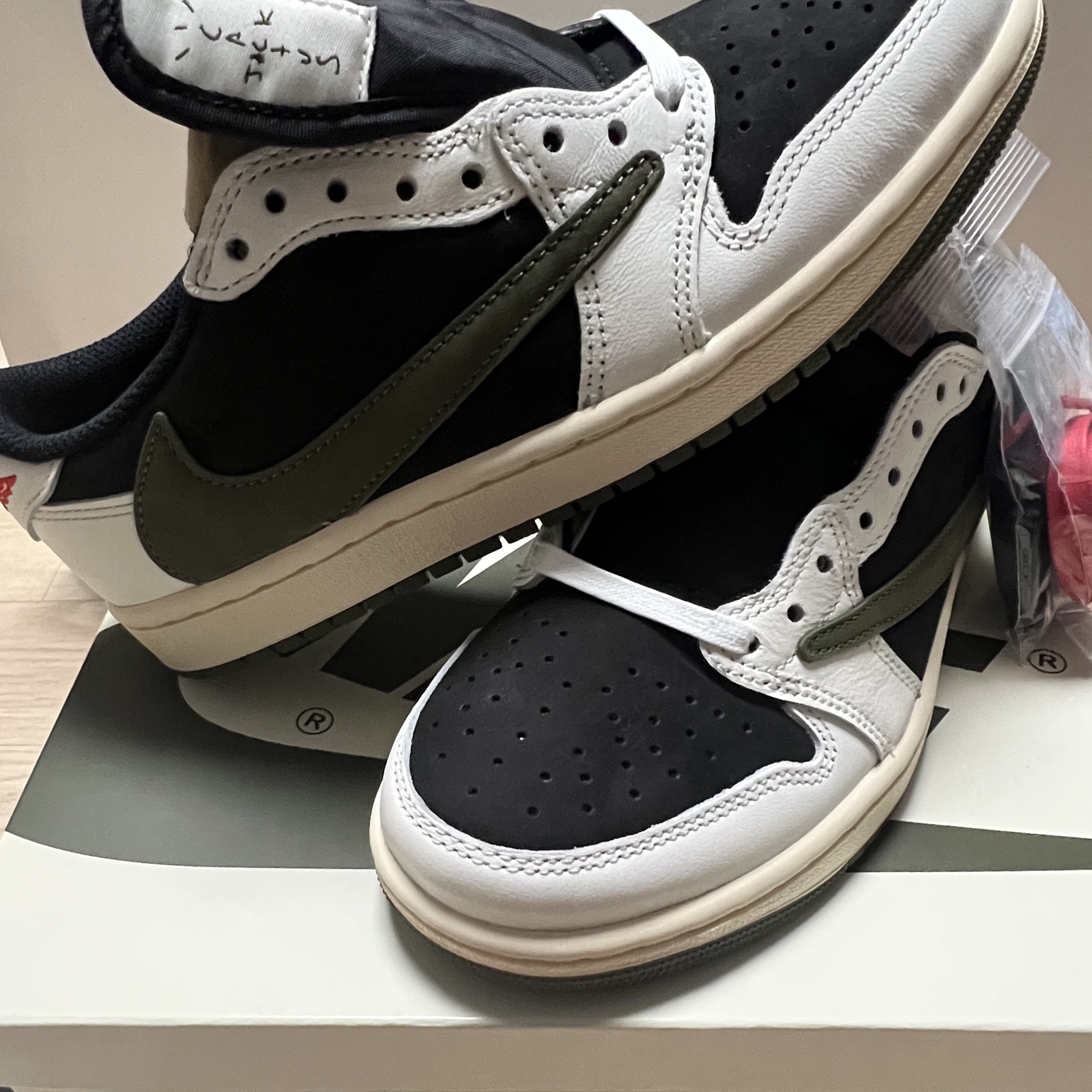 (W) Jordan 1 x Travis Scott Retro Low OG SP Medium Olive, (PS) Jordan 1 x Travis Scott Retro Low OG SP Medium Olive 착용 스타일 - 3
