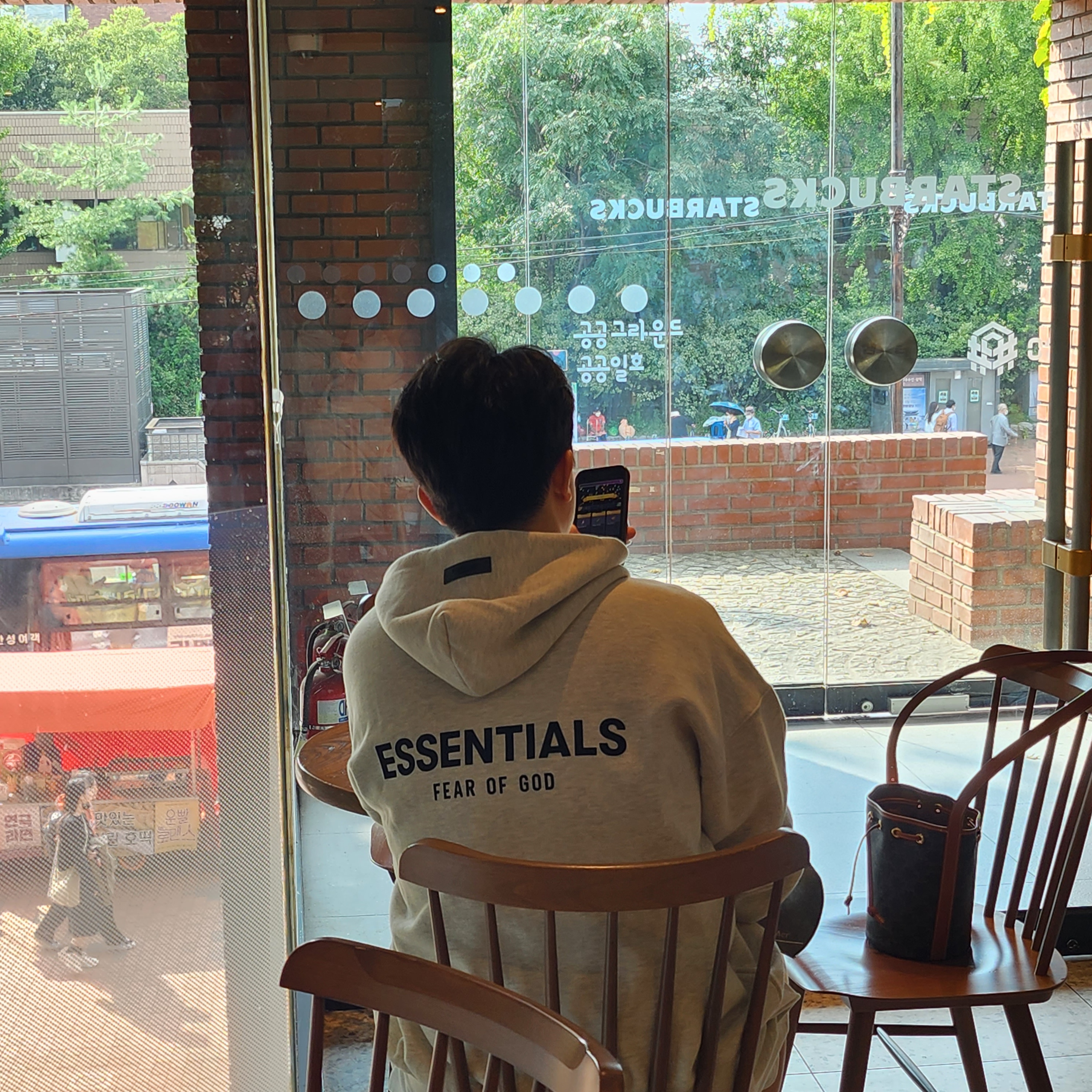 Essentials The Core Collection Sweatshorts Light Oatmeal, Essentials The Core Collection Hoodie Light Oatmeal 착용 스타일