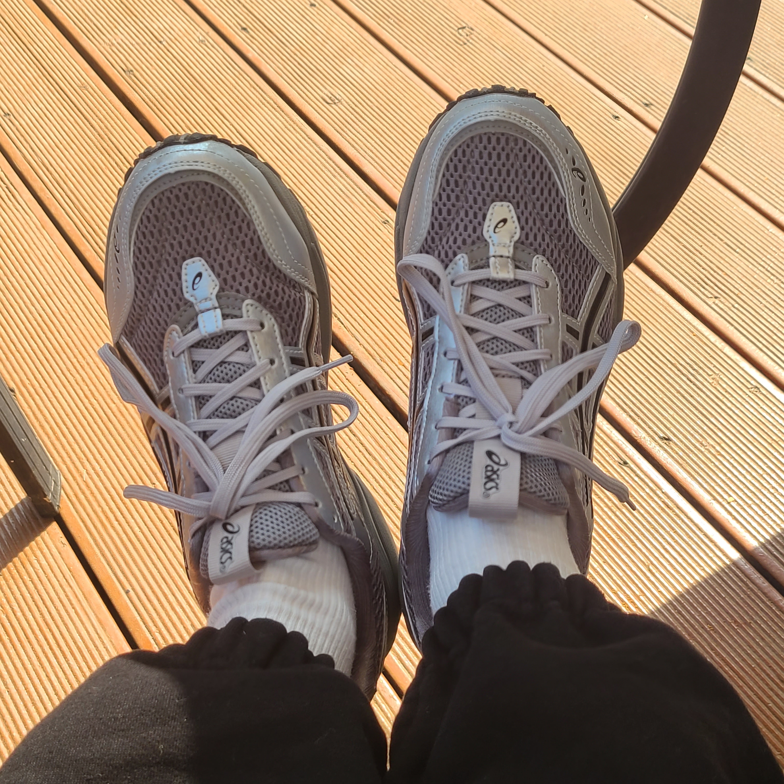 Asics x Freja Wewer Gel-1090 V2 Clay Grey Pure Silver 착용 스타일