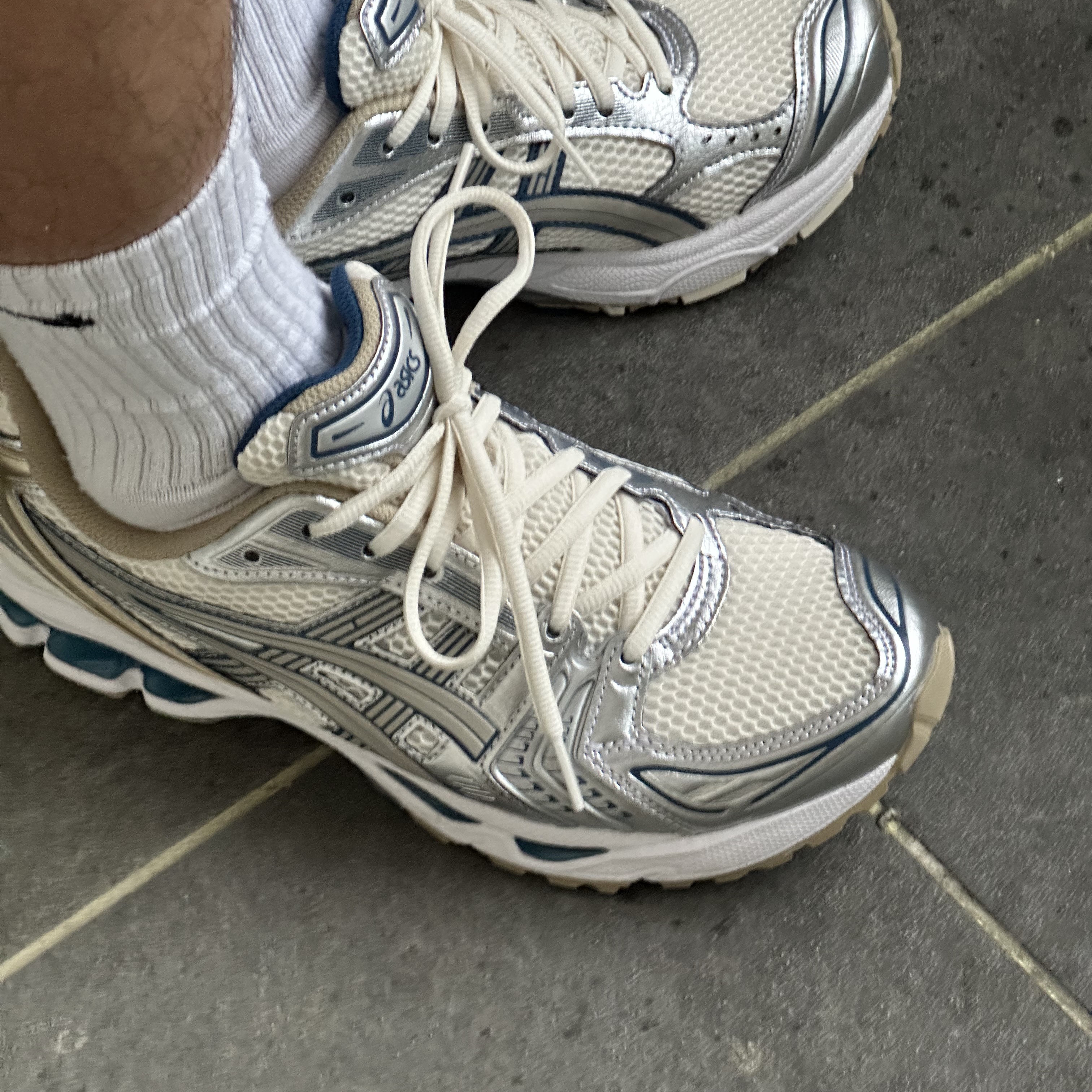Asics Gel-Kayano 14 Cream Pure Silver 착용 스타일