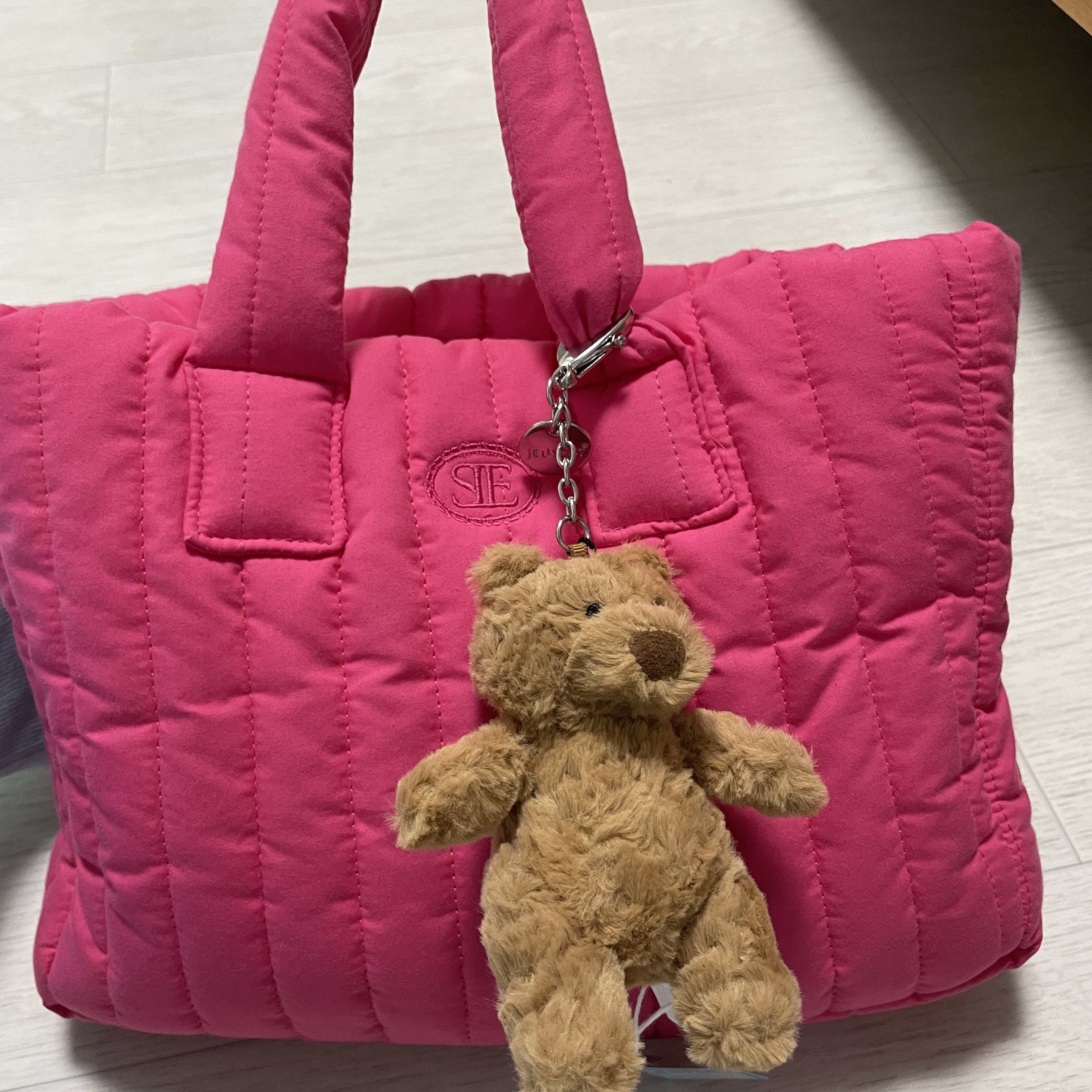 Jellycat Bartholomew Bear Bag Charm Brown 착용 스타일 - 2