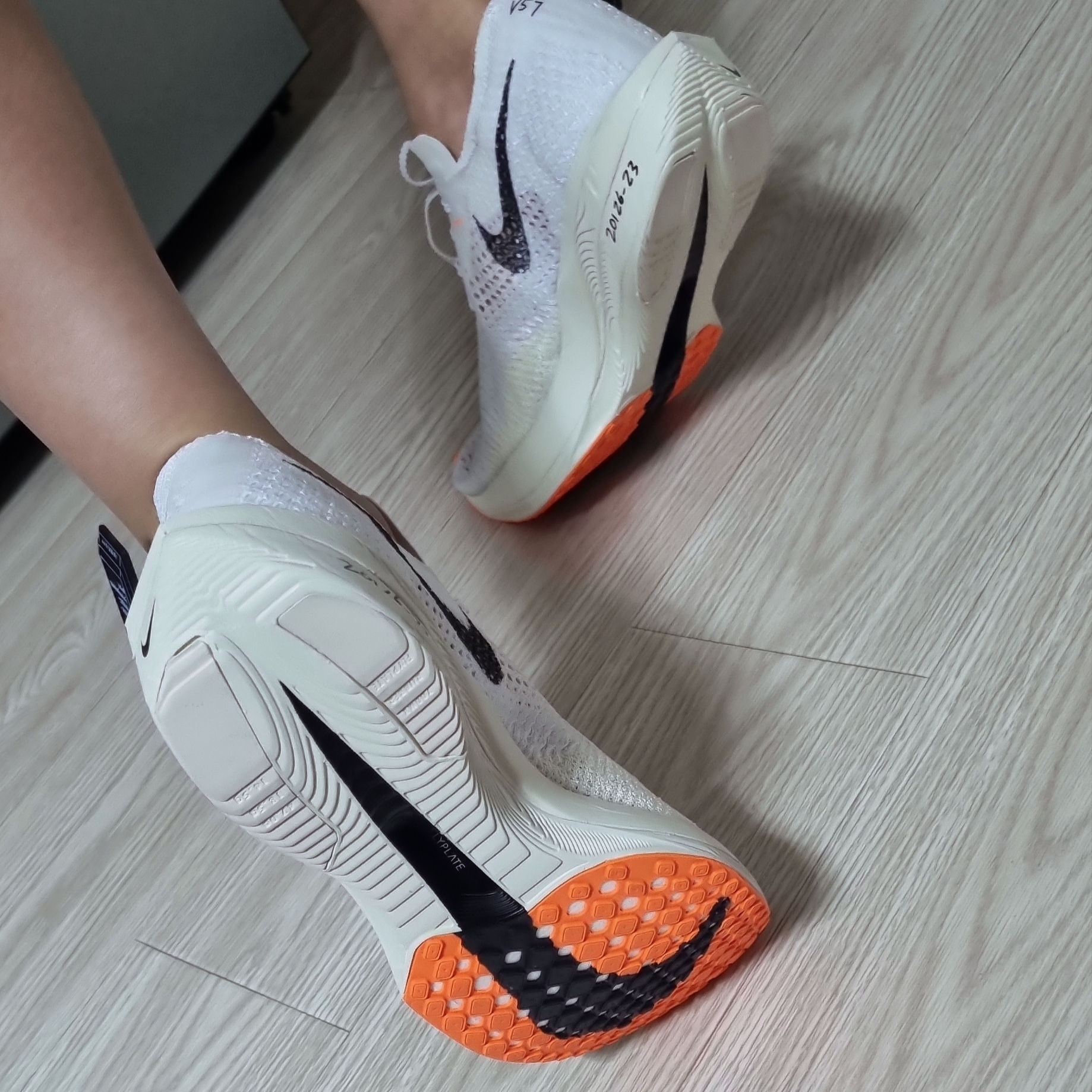 (W) Nike ZoomX Vaporfly Next% 3 Prototype White 착용 스타일 - 2