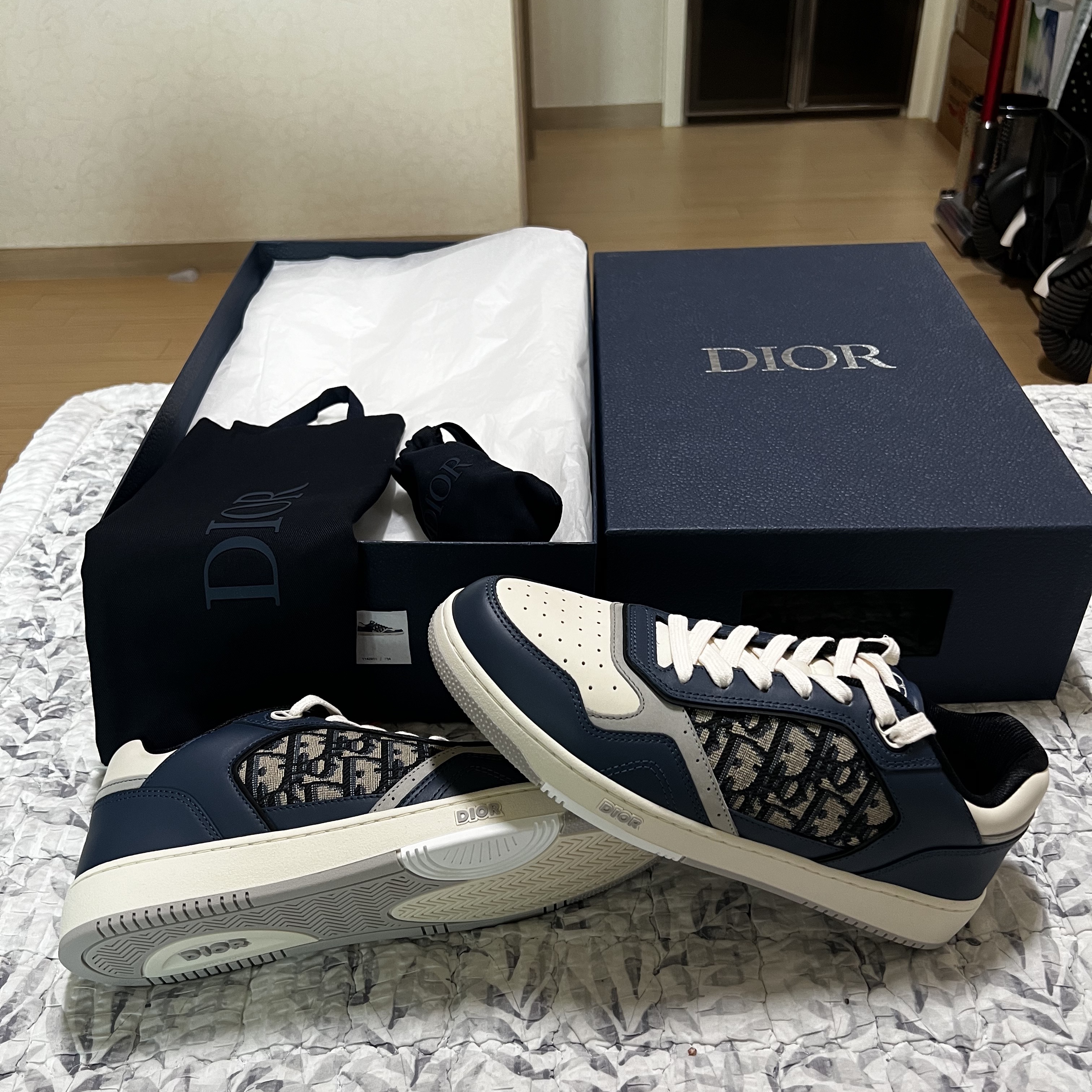 Dior B27 Low-Top Sneakers Blue Cream 착용 스타일