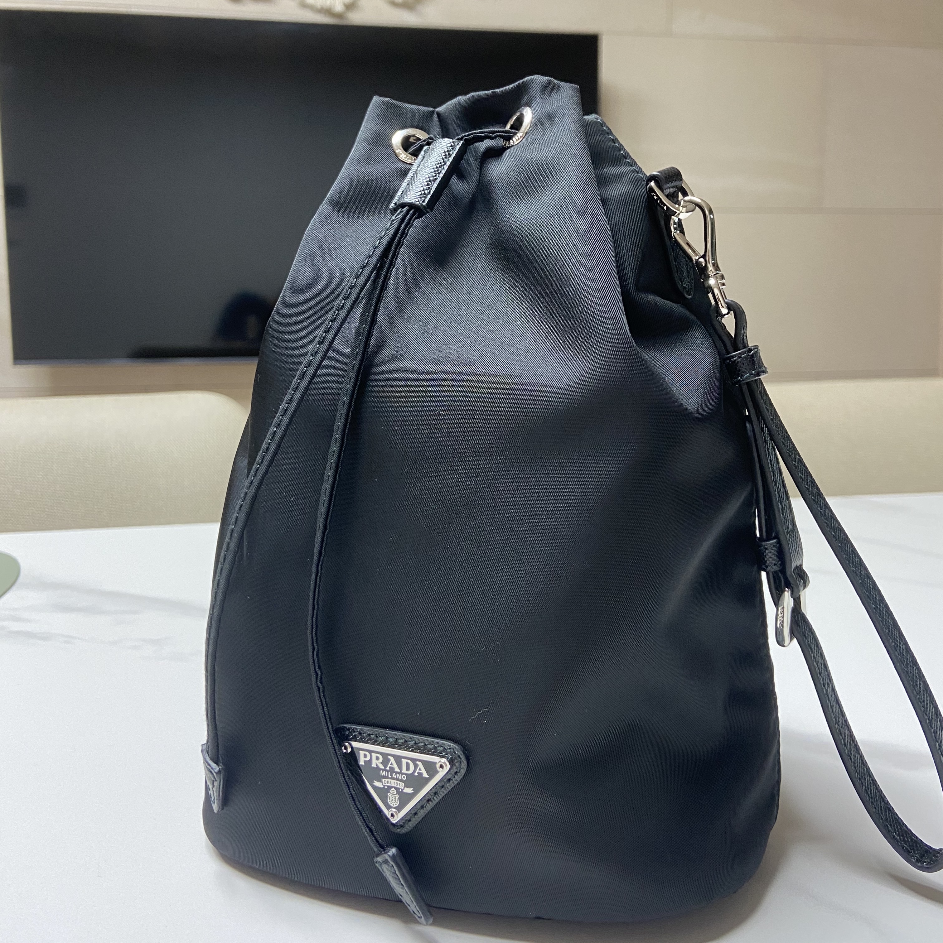 Prada Re-Nylon Drawstring Pouch Black 착용 스타일
