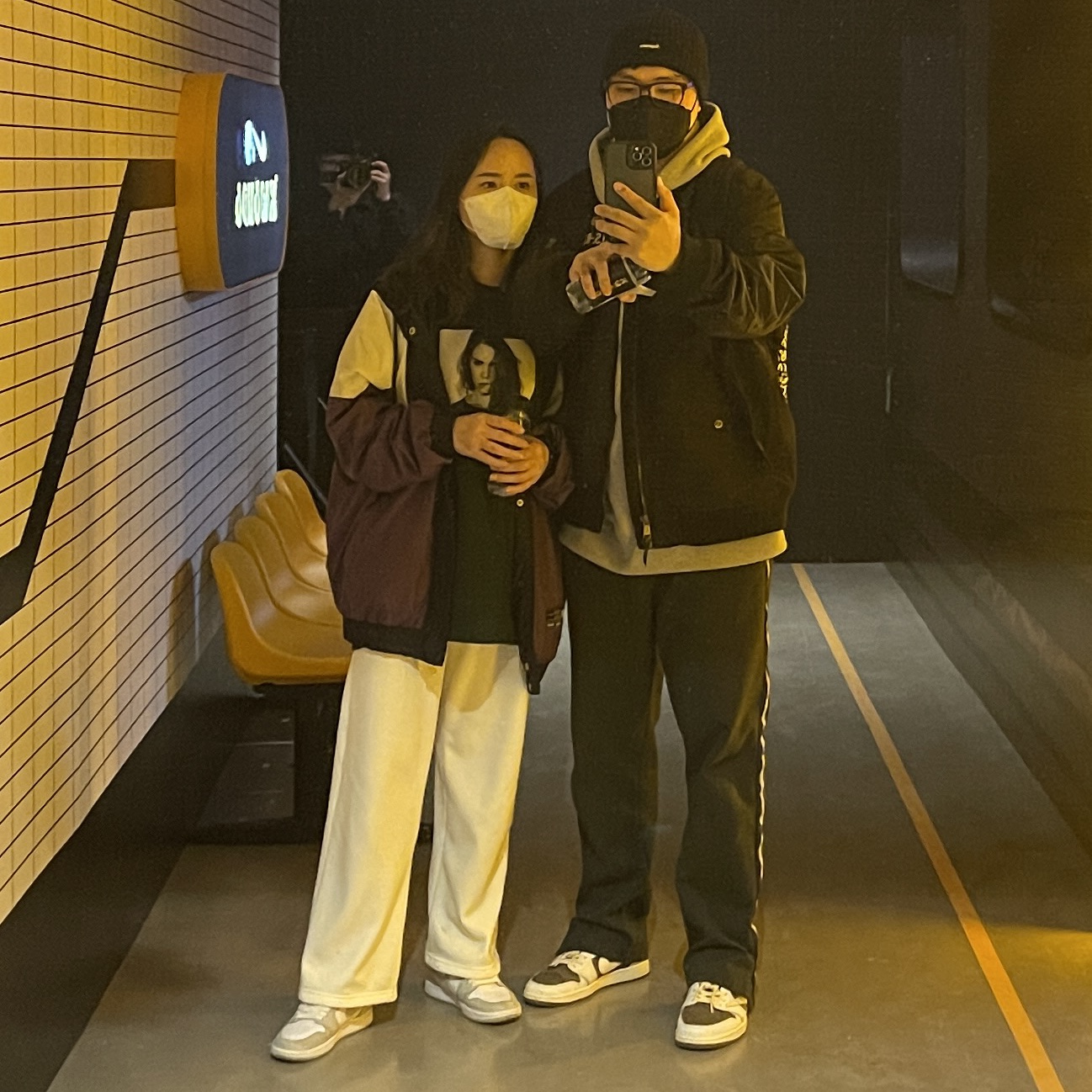 조던 1 x 트래비스 스캇 레트로 로우 OG SP 세일 앤 리저록, (W) 조던 1 레트로 하이 OG 씨폼 착용 스타일