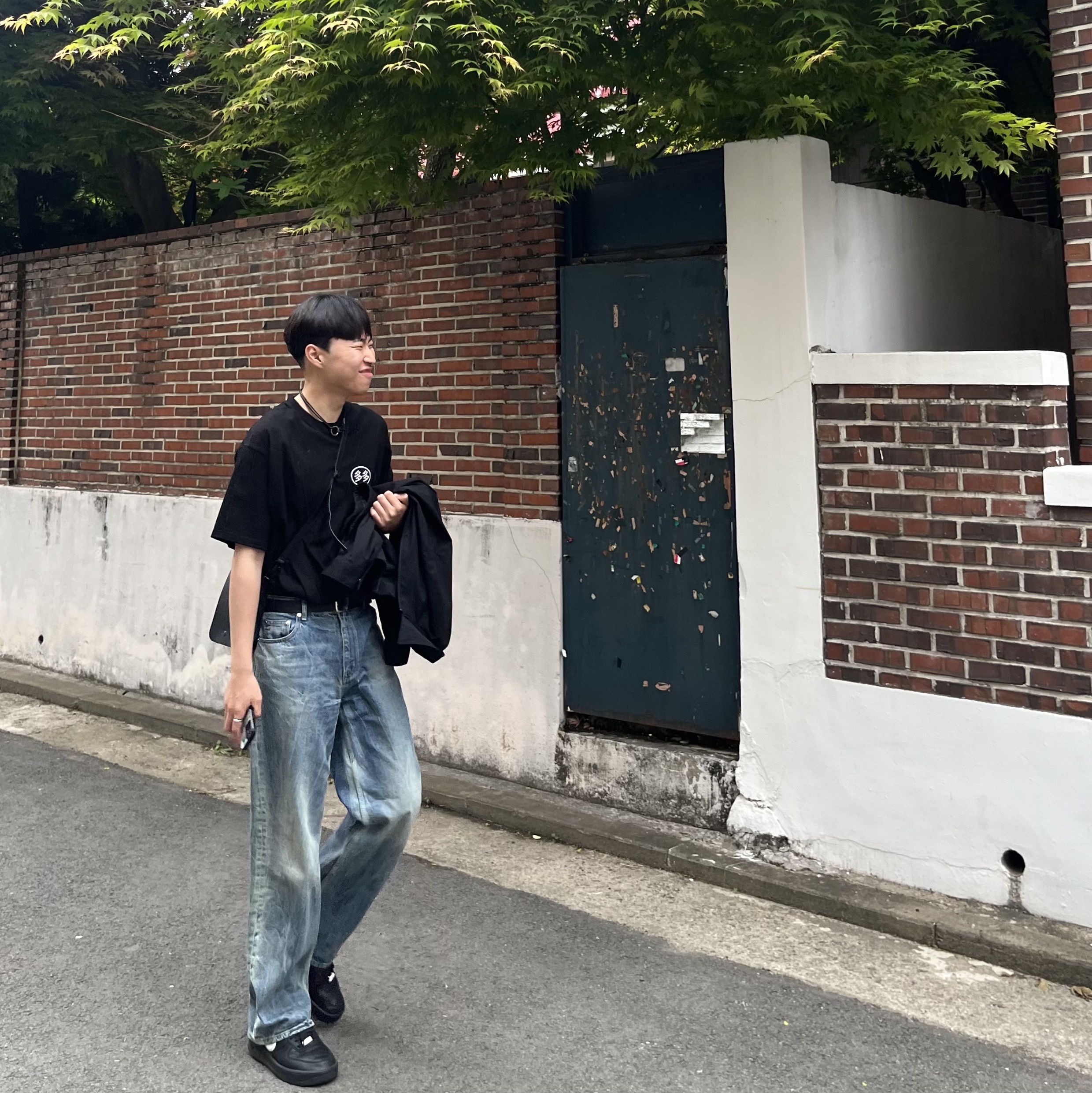 Dada Glow Logo T-Shirt Black, Nike x Ambush Air Force 1 Low SP Black 착용 스타일