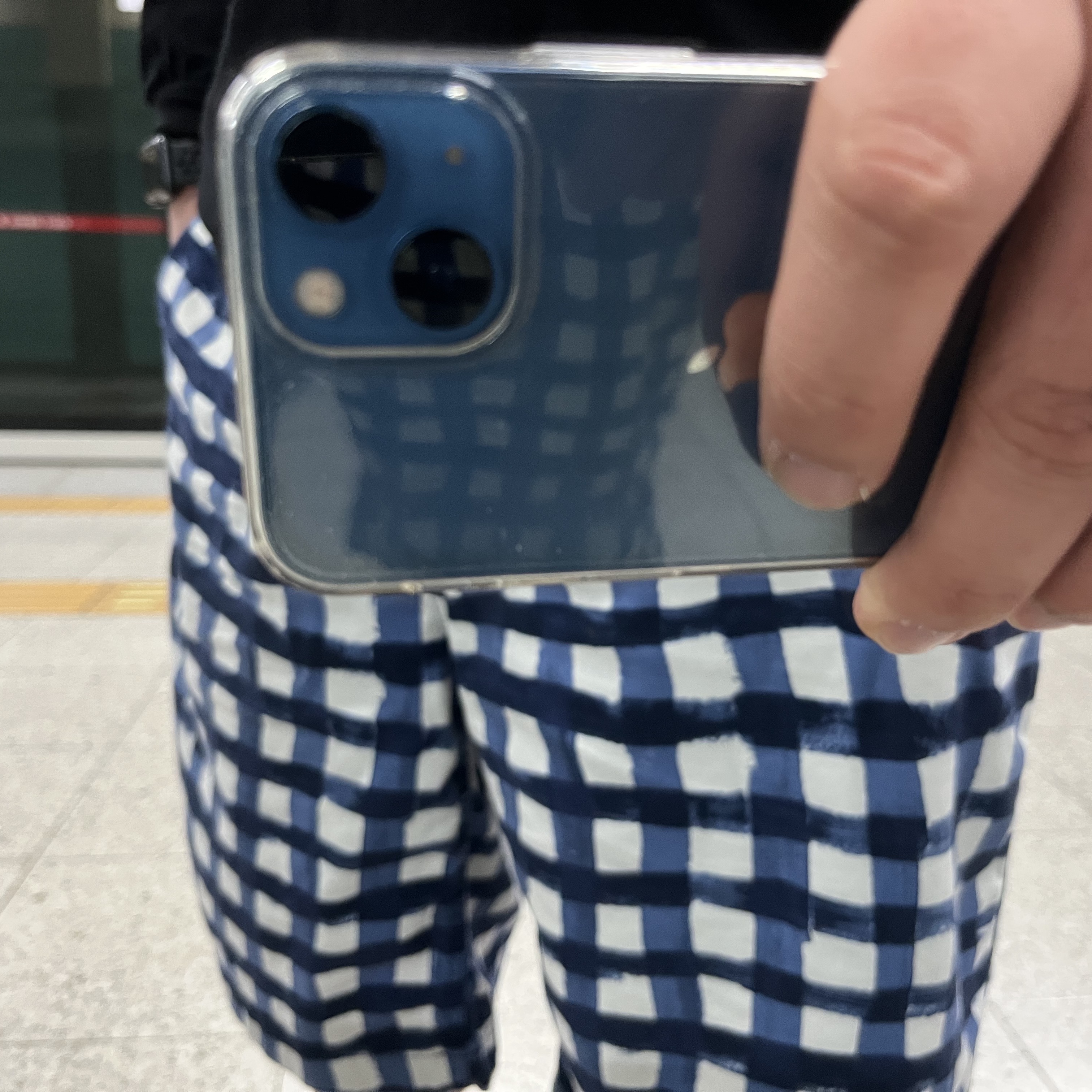 Apple iPhone 13 Mini 128GB Starlight (Korean Ver.), Uniqlo x Marni Wide Fit Boxy Short Pants Pattern Blue 착용 스타일