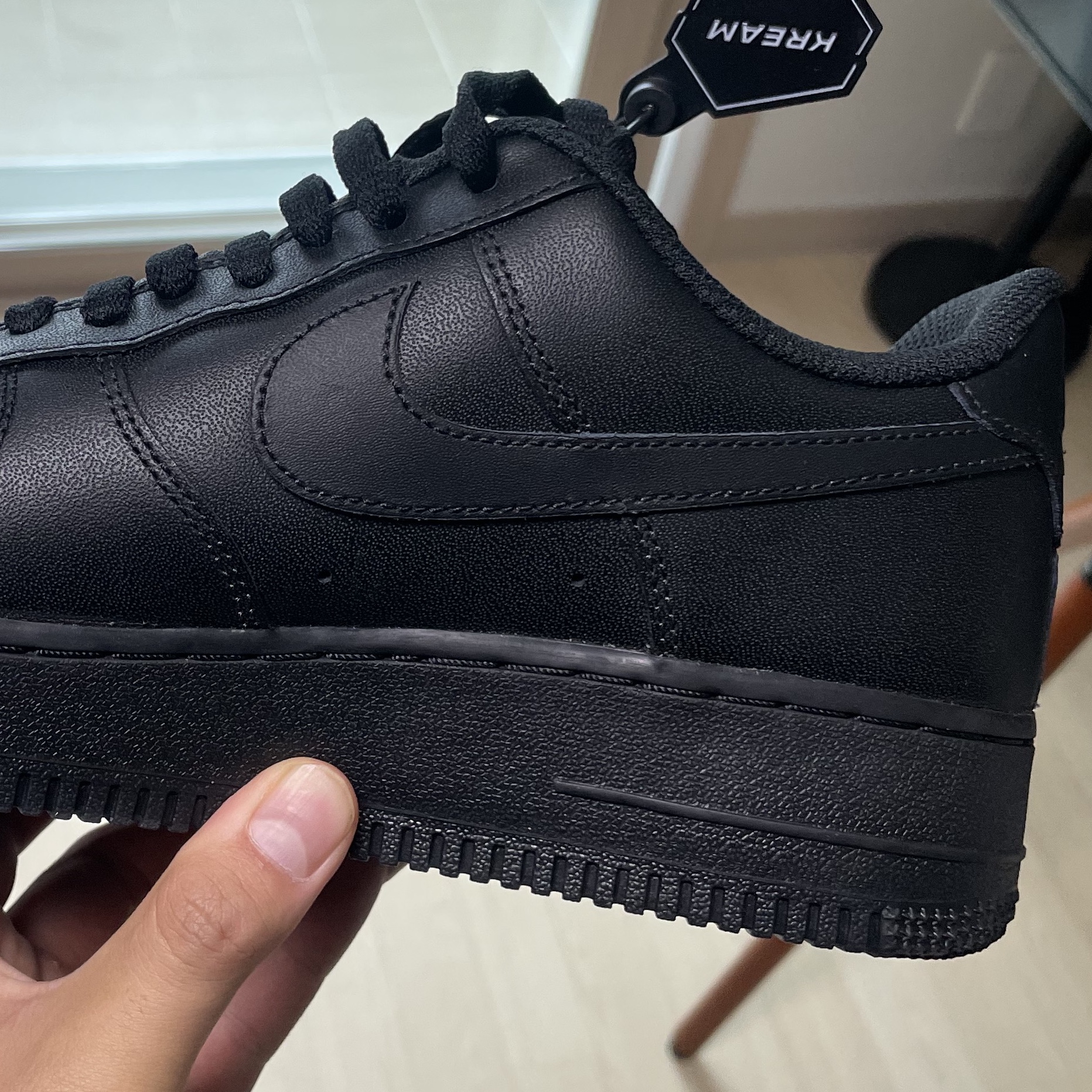 Nike Air Force 1 '07 Low Triple Black 착용 스타일