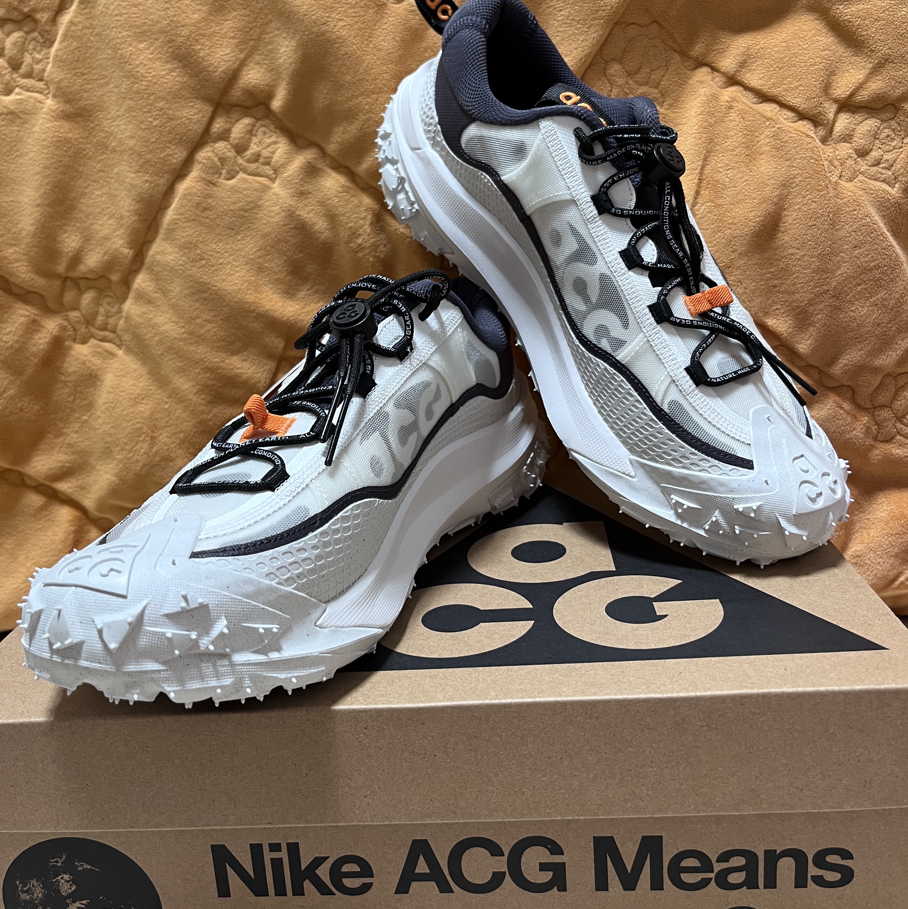 Nike x Off-White Air Force 1 Mid SP White, Nike ACG Mountain Fly 2 Low Summit White and Bright Mandarin 착용 스타일 - 3