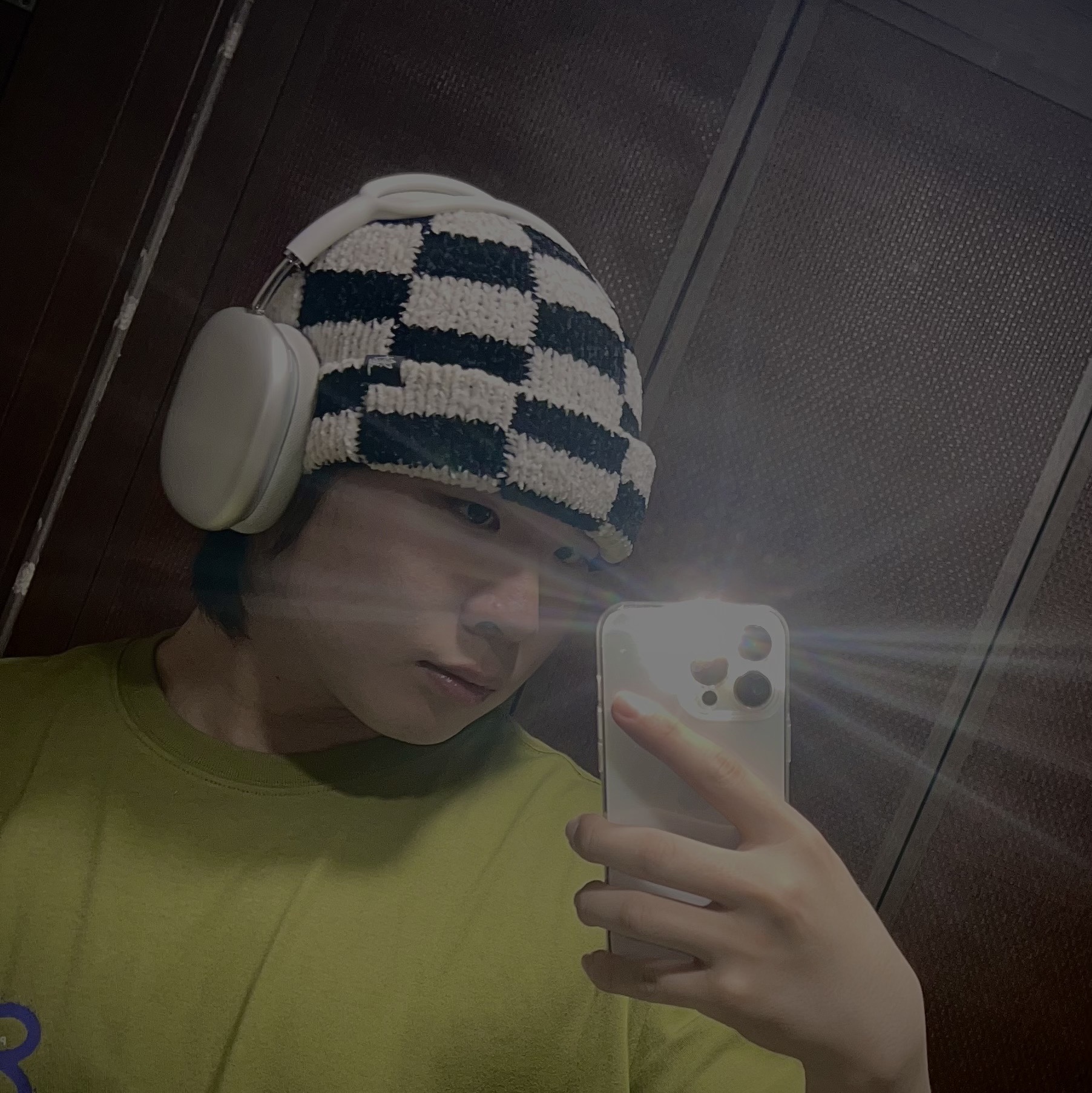 Stussy Crochet Checkered Beanie Black, Apple AirPods Max Lightning Silver (Korean Ver.) 착용 스타일 - 1