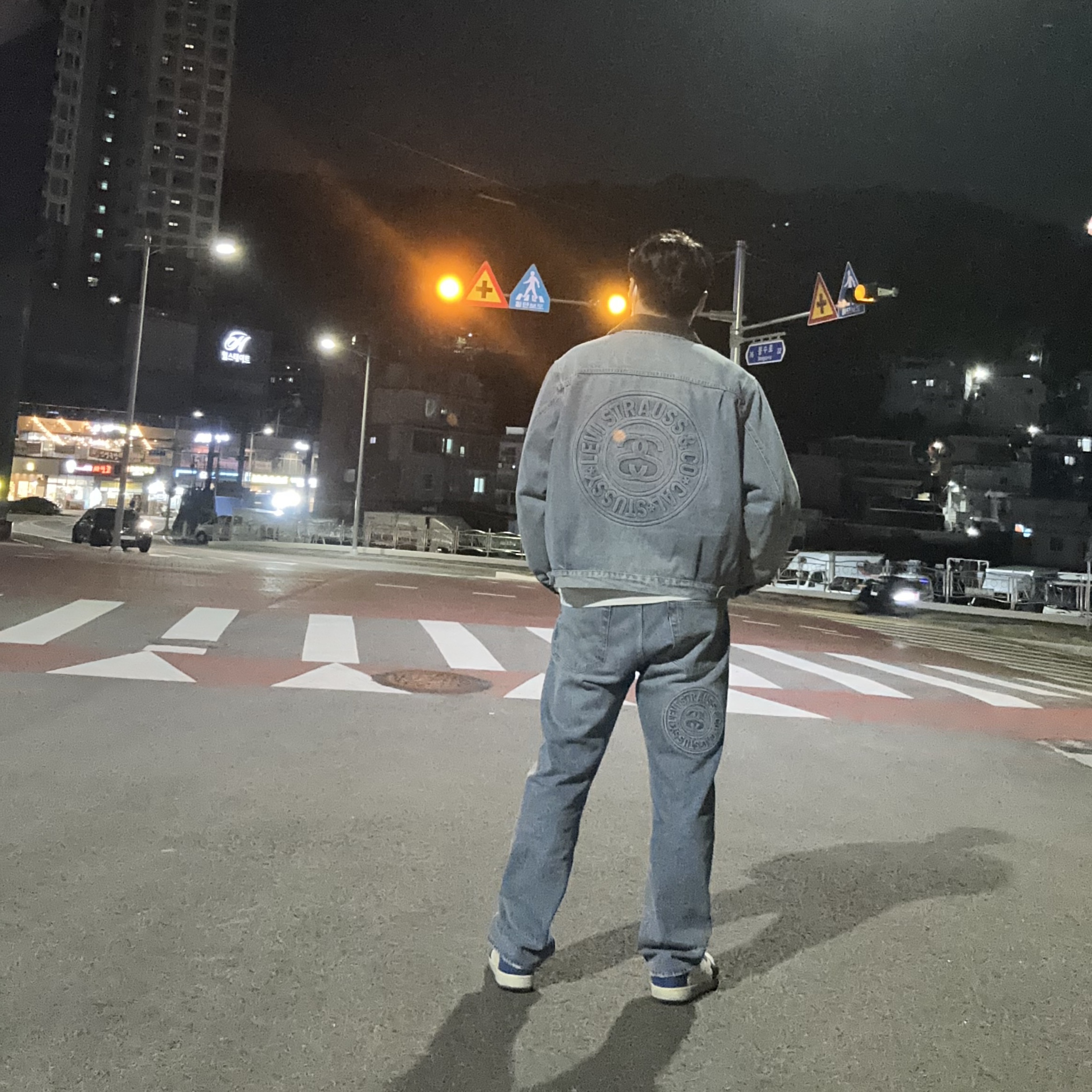 Stussy x Levi's Embossed Trucker Jacket Indigo, Stussy x Levi's Embossed 501 Jean Indigo 착용 스타일 - 3