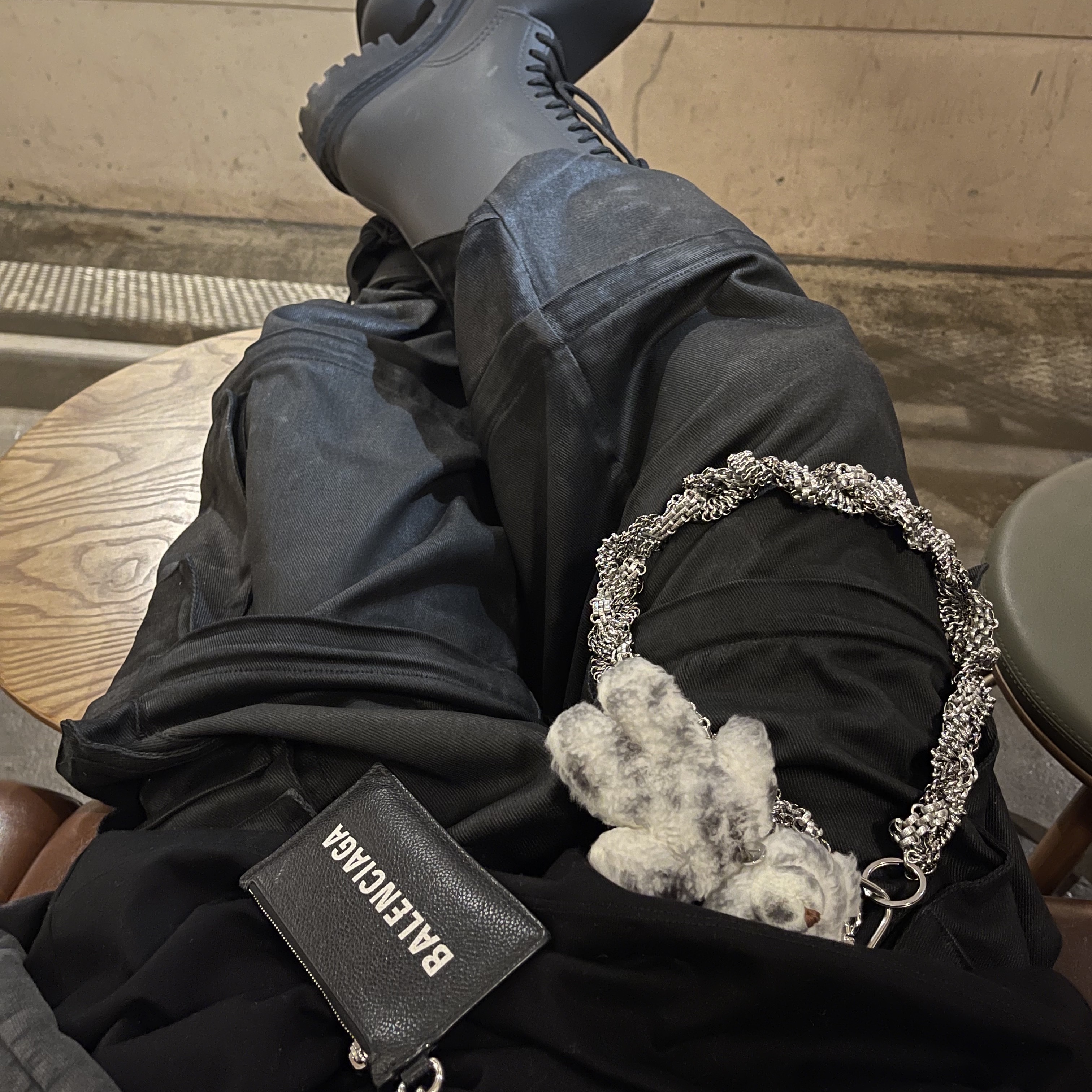 Project G/R Oversized Convertible Cargo Pants Coated Black, Balenciaga XL Army Boots Full Eva Black 착용 스타일 - 4