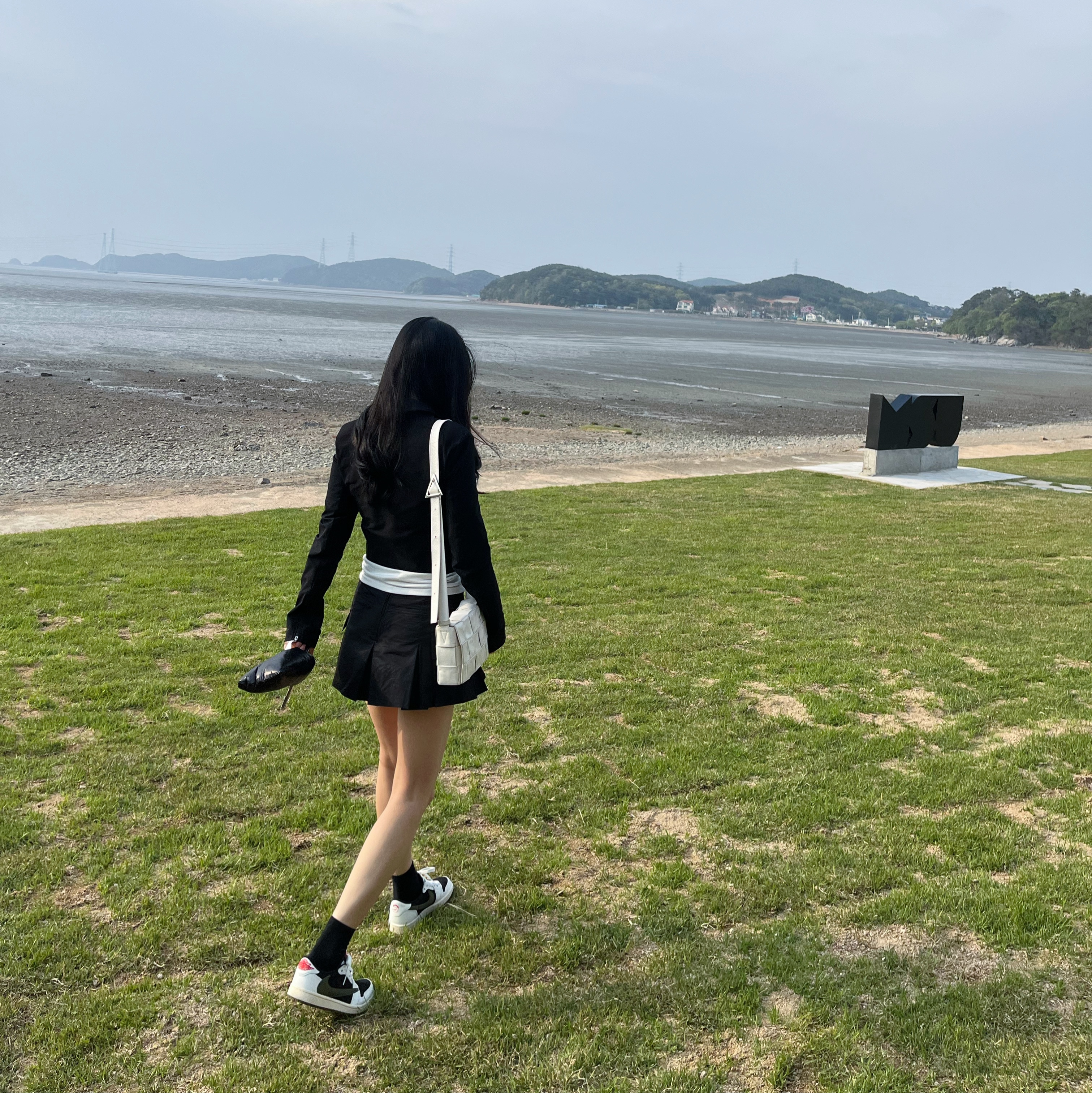 (W) 조던 1 x 트래비스 스캇 레트로 로우 OG SP 미디움 올리브, (W) 미스치프 유니폼 집업 자켓 블랙 착용 스타일 - 2