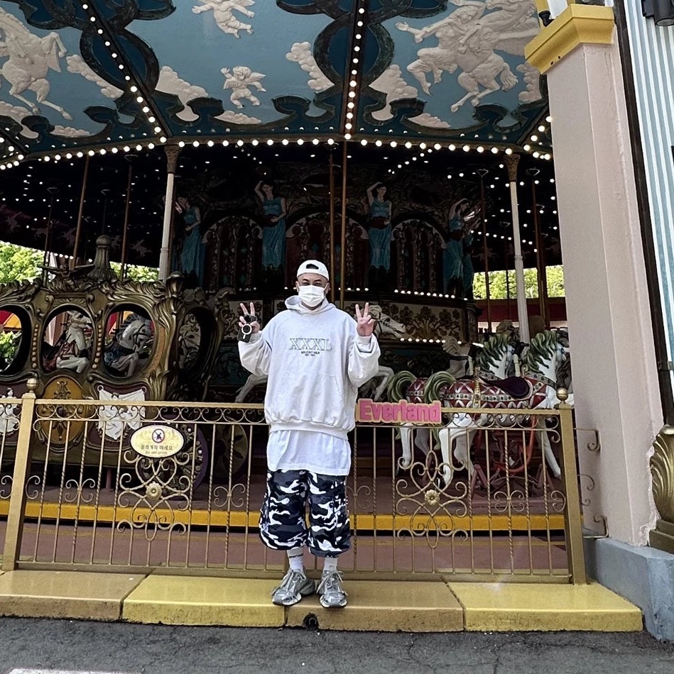 Balenciaga 3XL Patched T-Shirt Hoodie Oversized Off White, Project G/R Oversized Convertible Cargo Pants City Camo 착용 스타일
