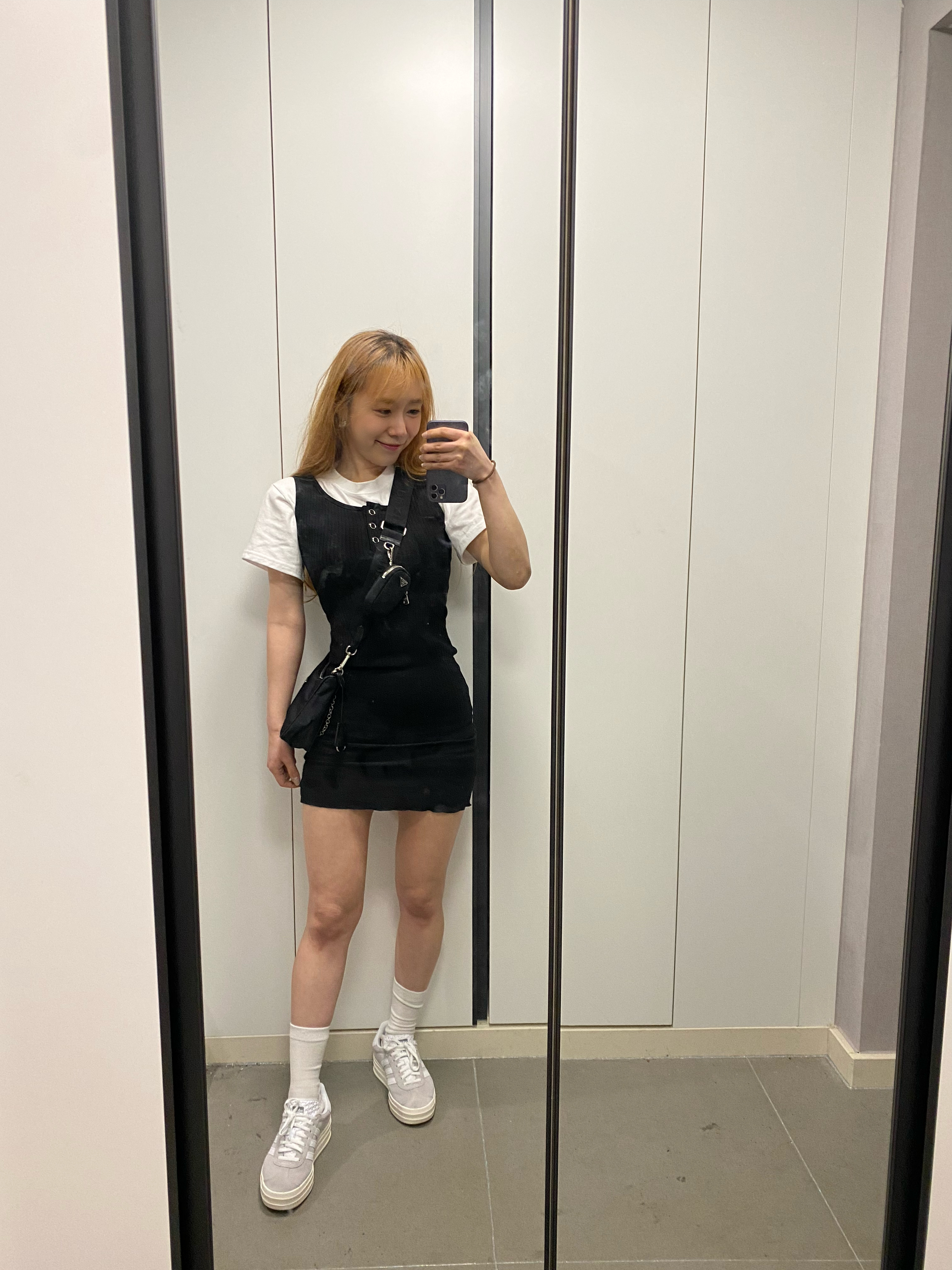 (W) 아디다스 가젤 볼드 그레이 클라우드 화이트 착용 스타일 - 1
