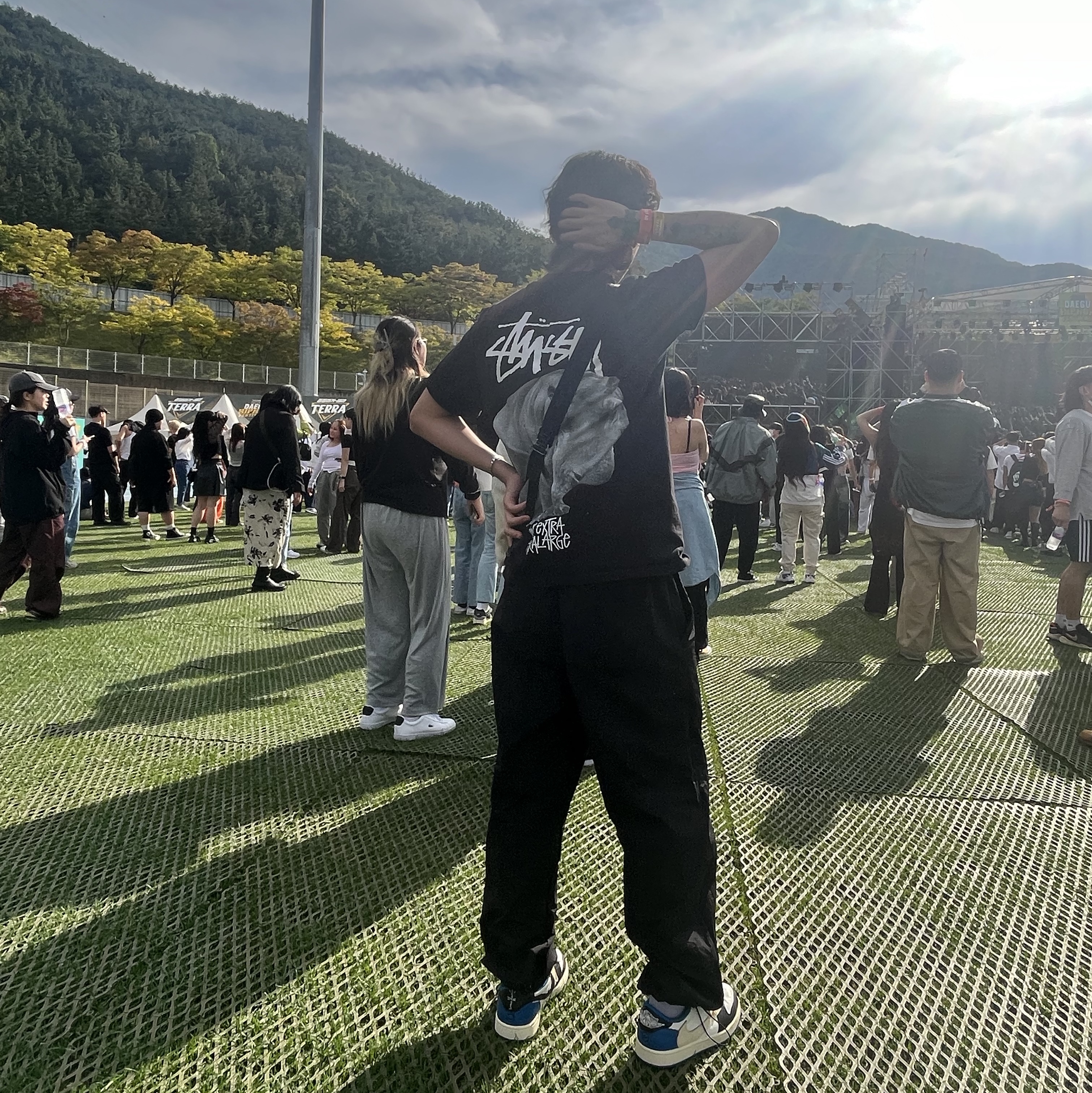 Stussy Livin' Large T-Shirt Black, Jordan 1 x Travis Scott x Fragment Retro Low OG SP Military Blue 착용 스타일