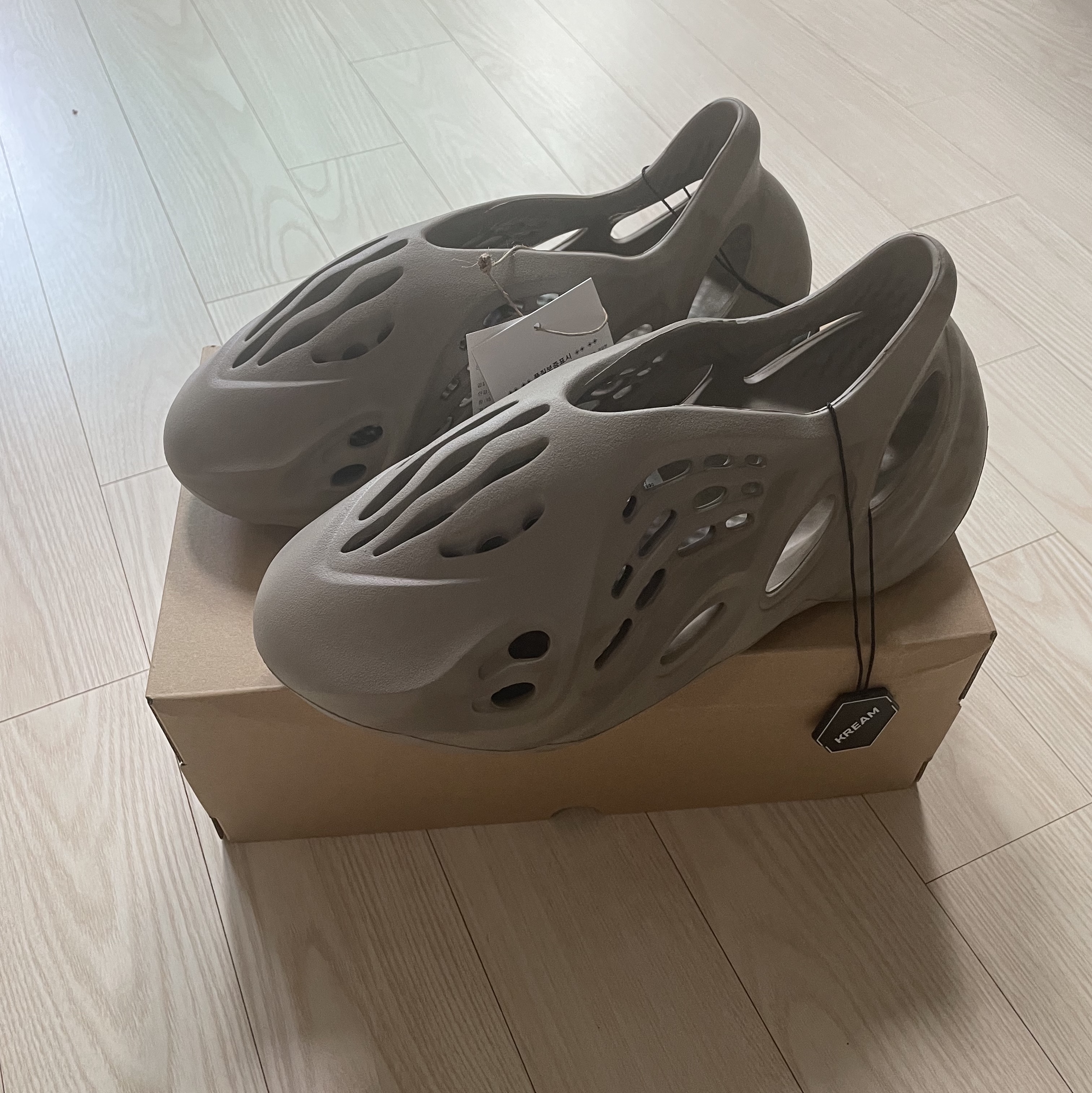 Adidas Yeezy Foam RNNR Stone Sage 착용 스타일