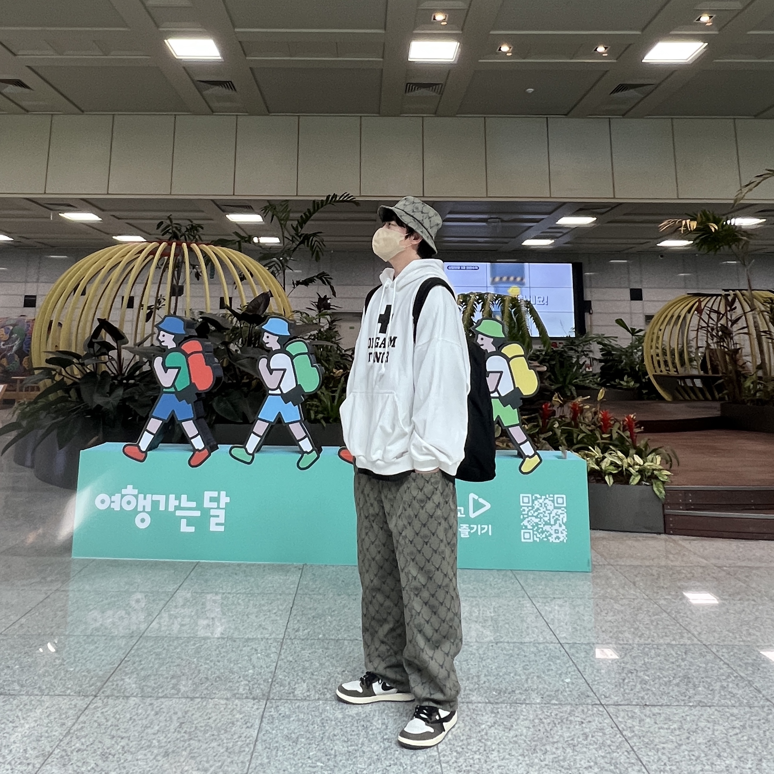 조던 1 x 트래비스 스캇 레트로 하이 OG SP 모카, 프로젝트 G/R 오르가즘 도너 후드 더티 화이트 착용 스타일 - 2