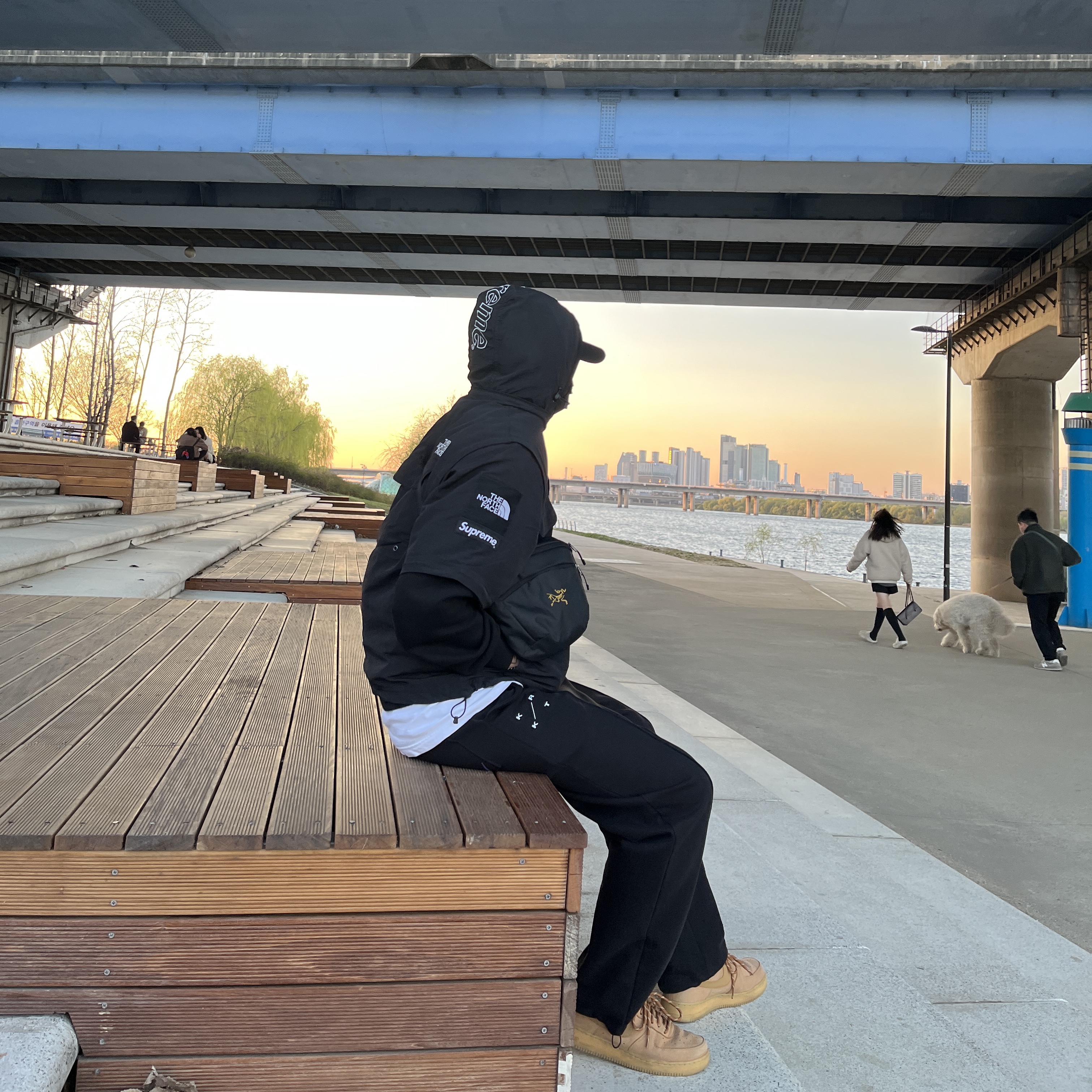 Supreme x The North Face Trekking Convertible Jacket Black - 22SS, Arc'teryx Mantis 2 Waistpack 24K Black 착용 스타일 - 2
