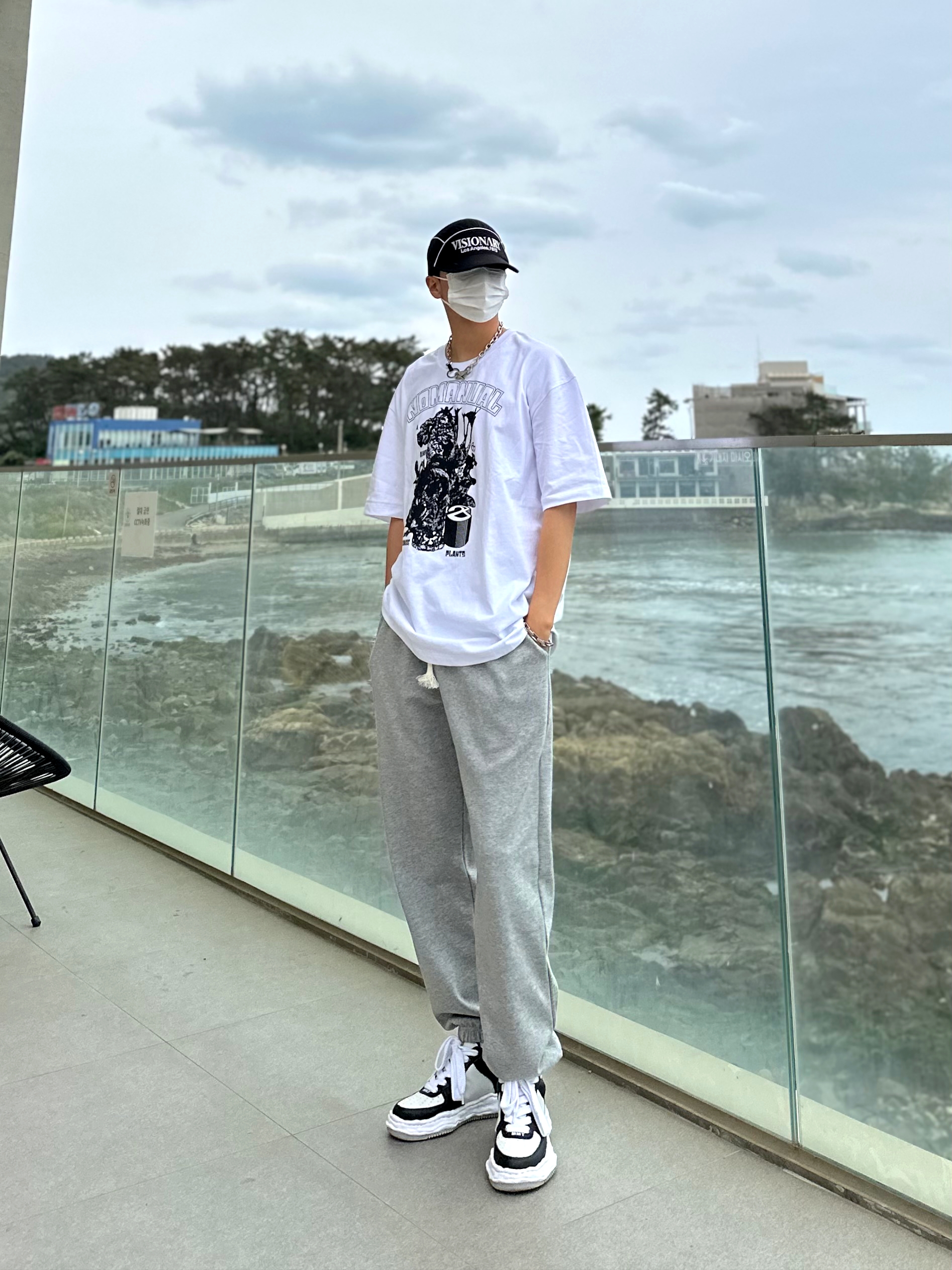 메종 미하라 야스히로 웨인 OG 솔 레더 로우탑 스니커즈 블랙 화이트 착용 스타일 - 4