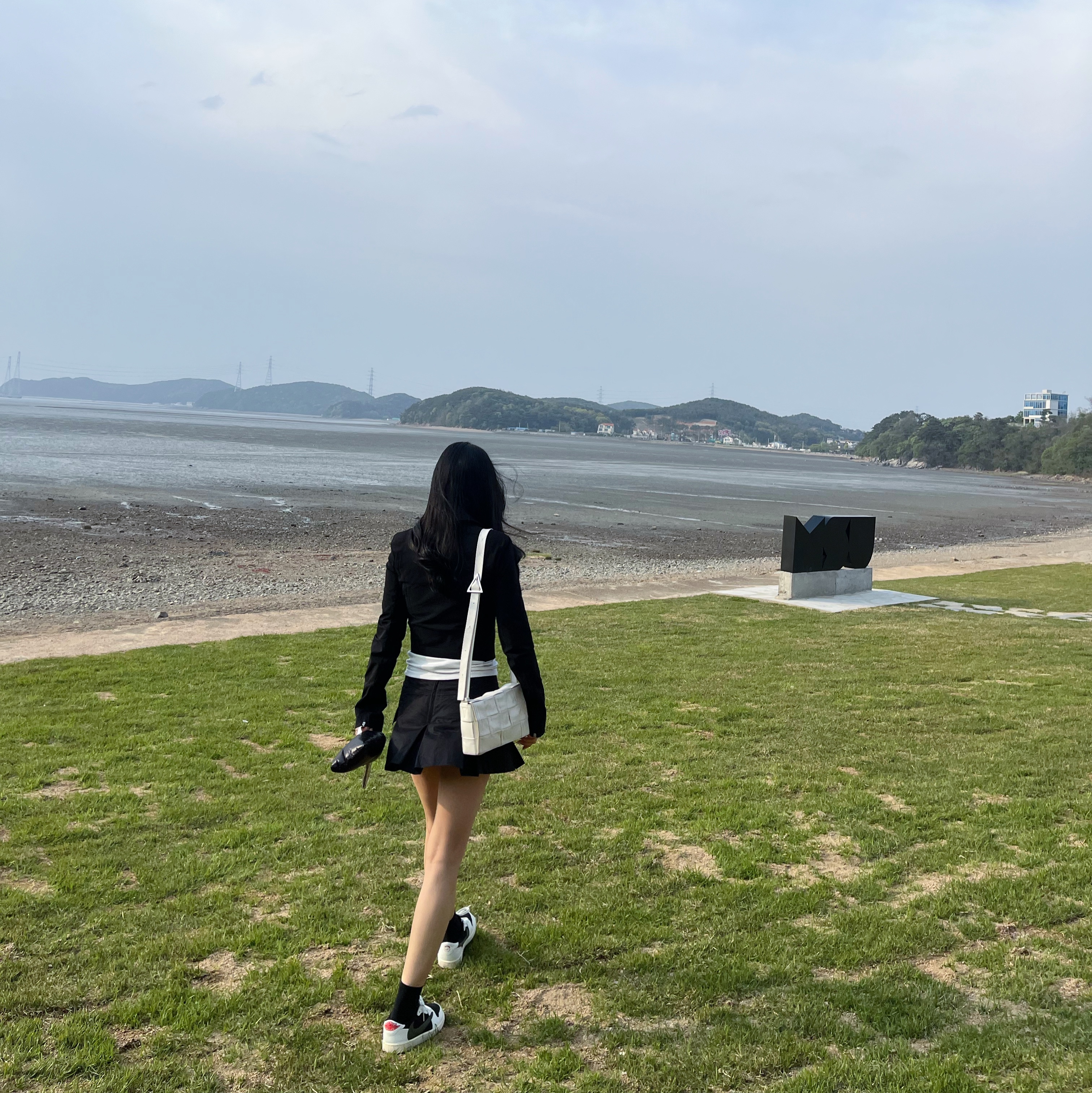 (W) 조던 1 x 트래비스 스캇 레트로 로우 OG SP 미디움 올리브, (W) 미스치프 유니폼 집업 자켓 블랙 착용 스타일 - 3