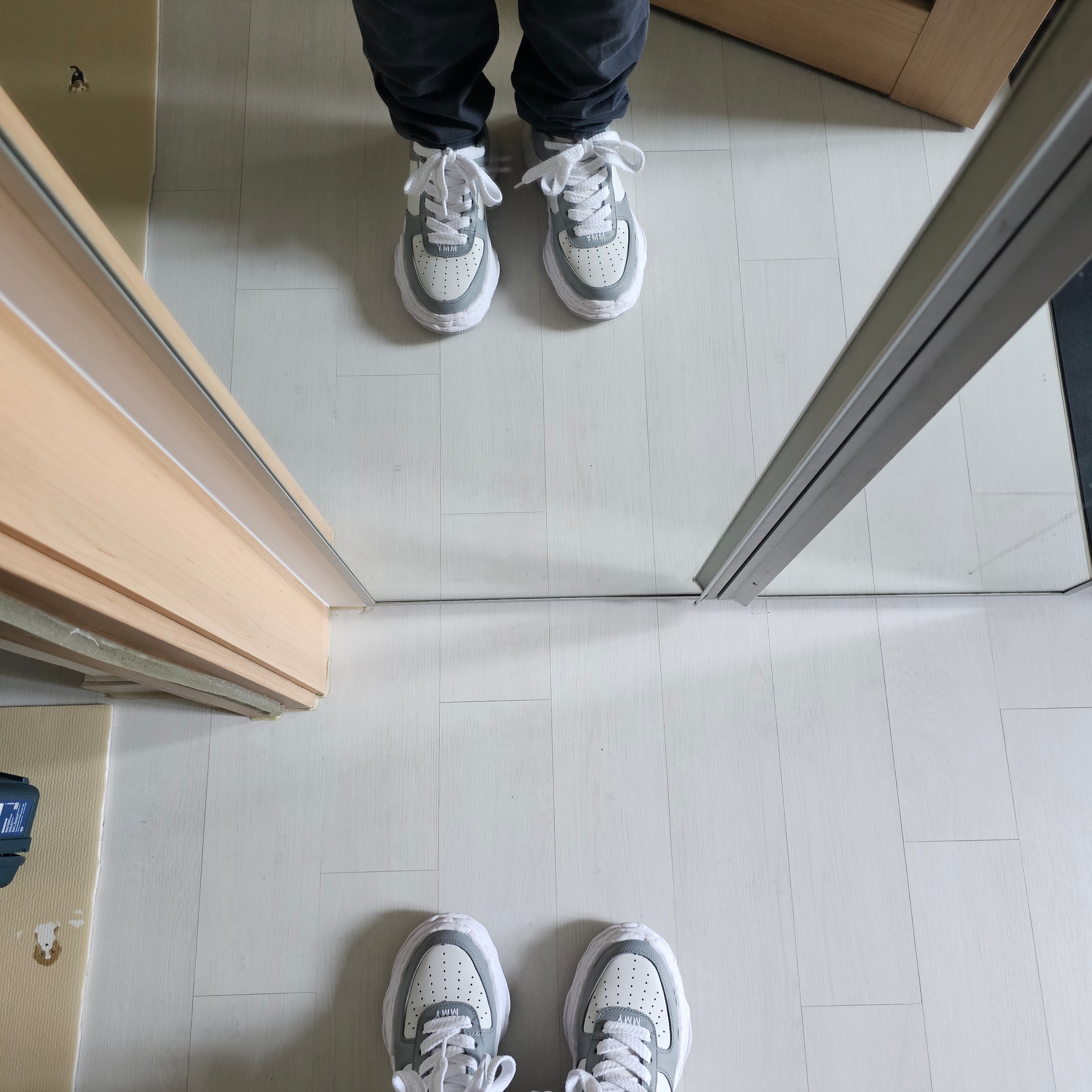 Maison Mihara Yasuhiro Wayne OG Sole Leather Low-top Sneakers Gray White 착용 스타일 - 1