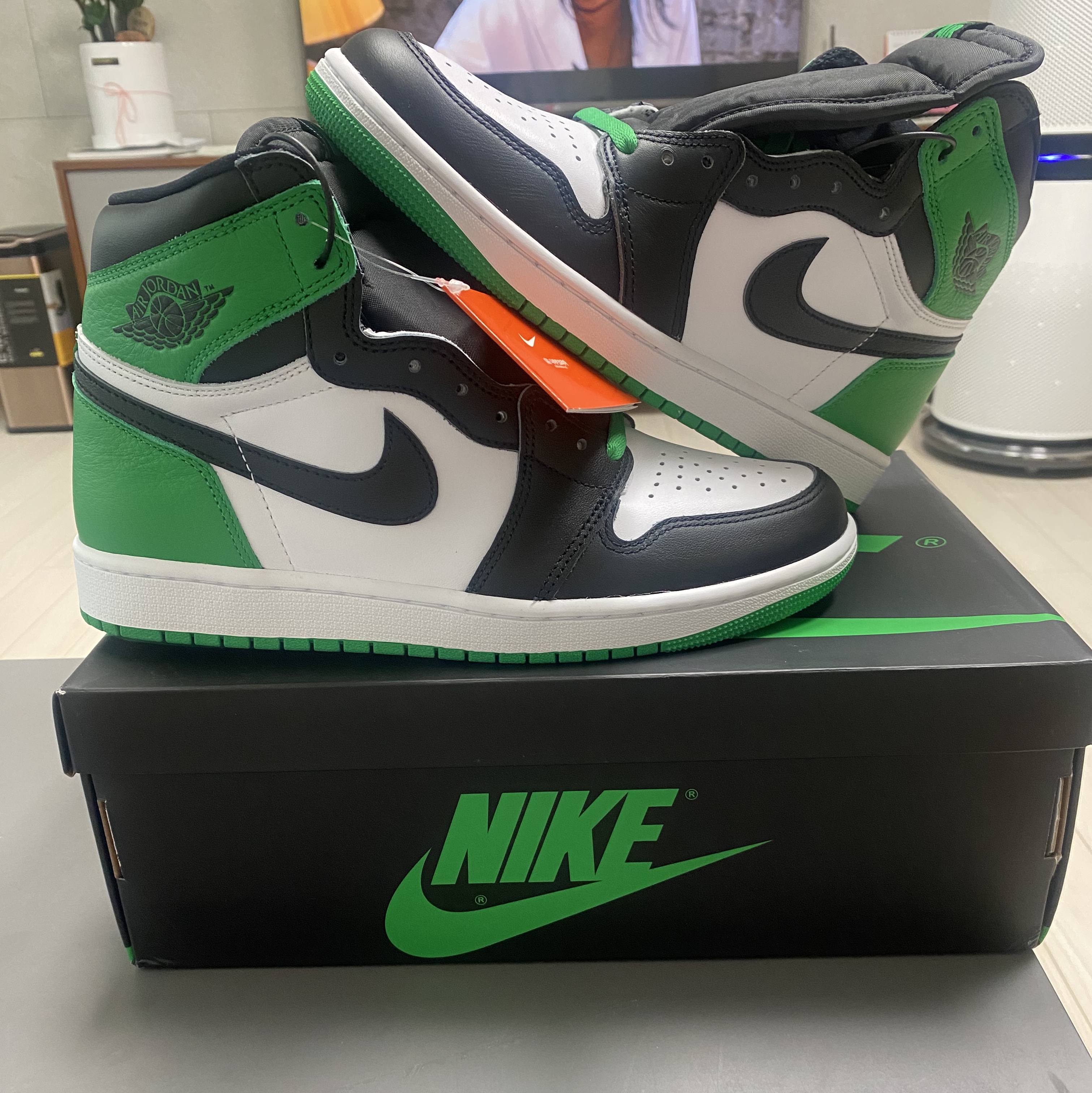 Jordan 1 Retro High OG Black and Lucky Green 착용 스타일