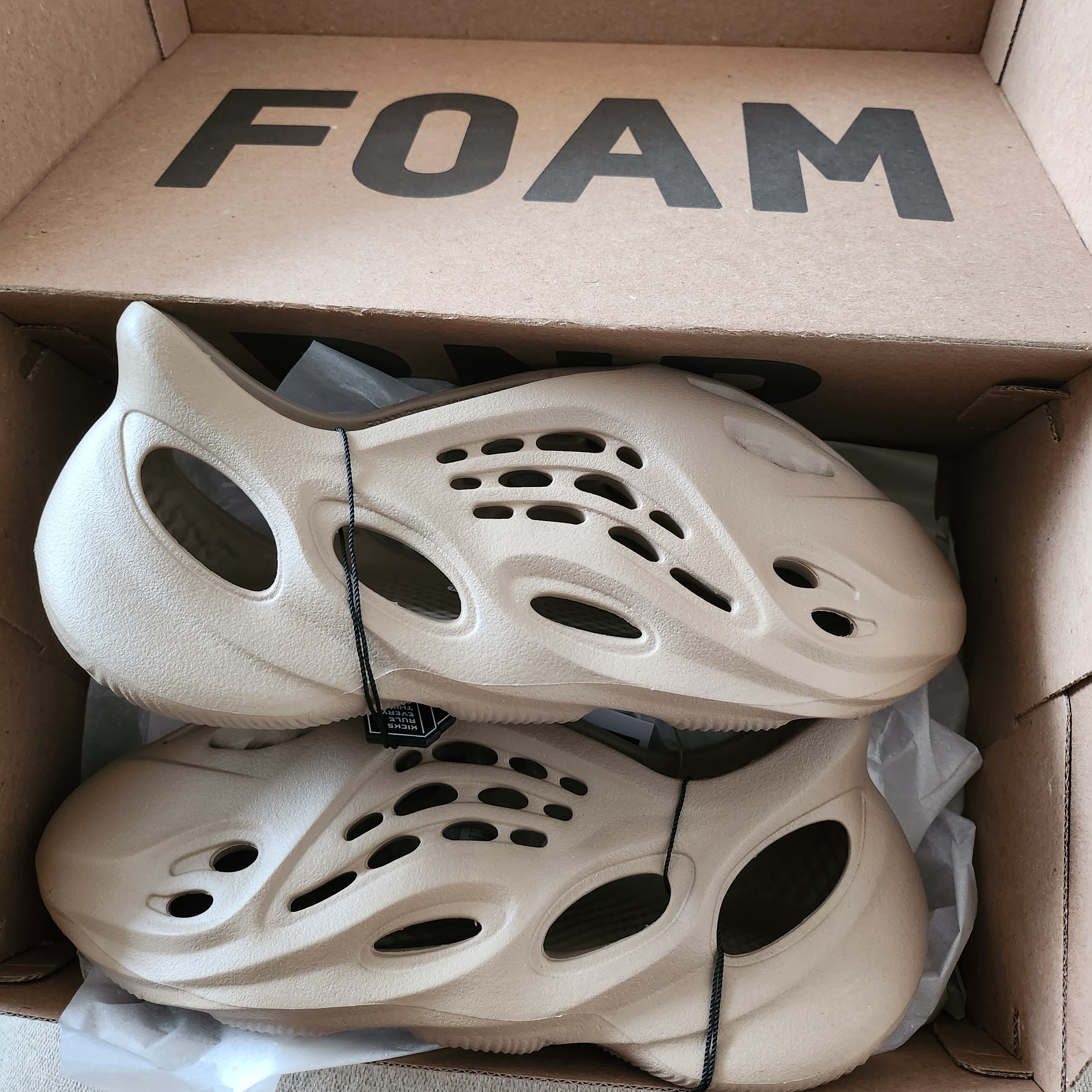 Adidas Yeezy Foam RNNR Mist 착용 스타일 - 1